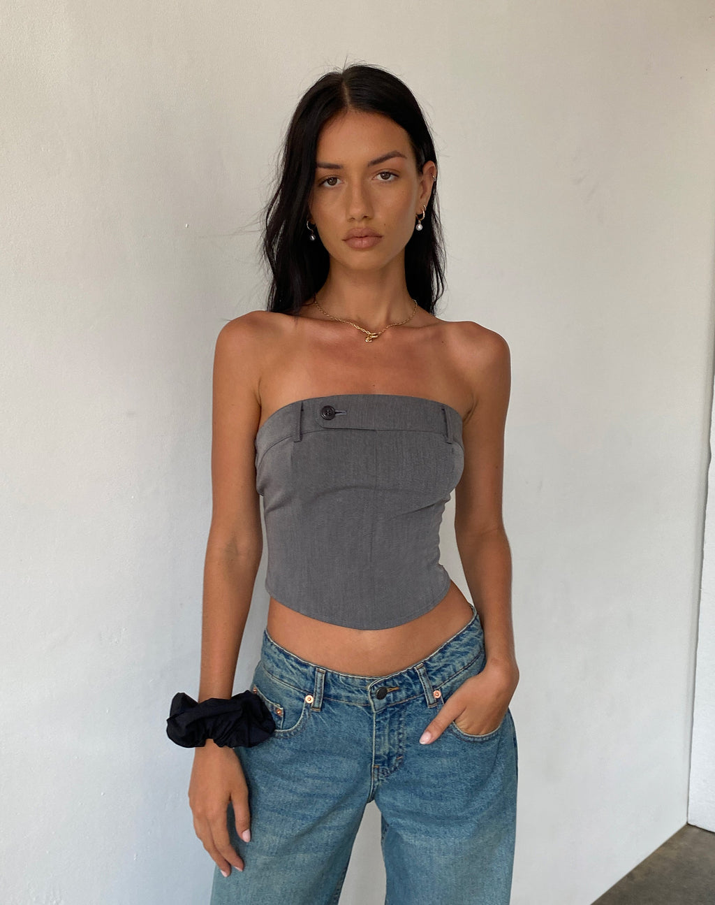 Manaf - Top con cintura e dettaglio del corsetto in Charcoal sartoriale