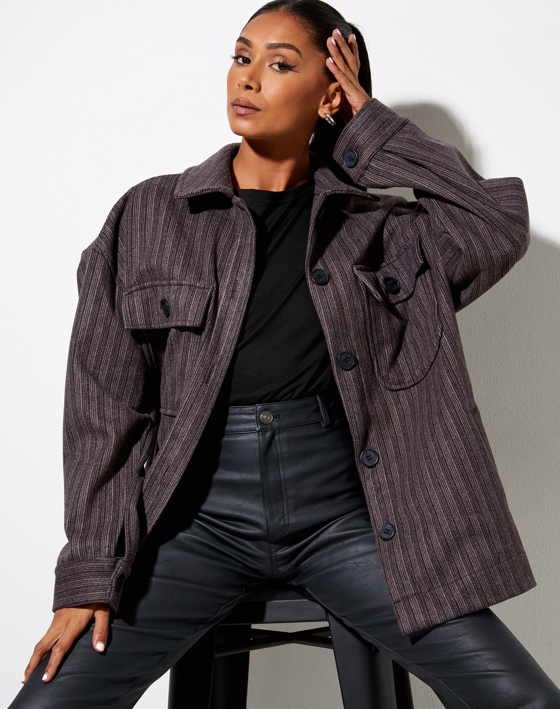 Immagine della camicia Marcel a righe nere e grigie
