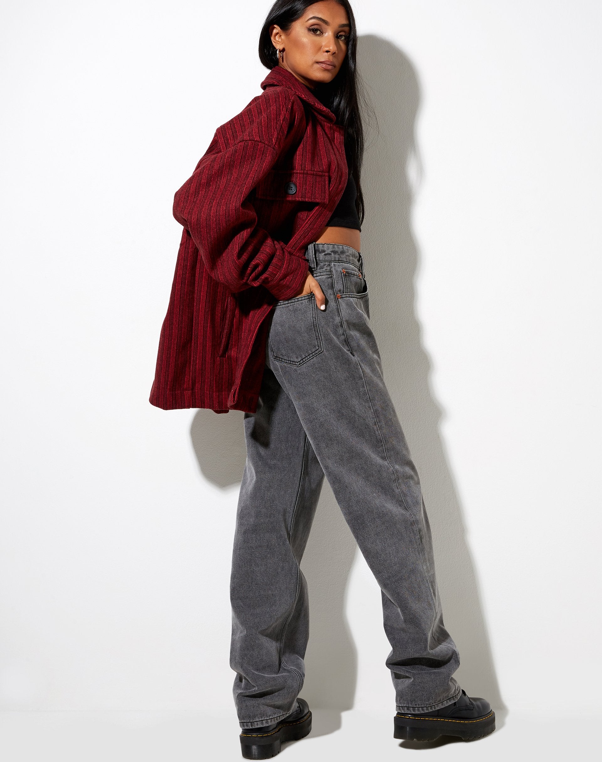 Immagine della camicia Marcel a righe nere e rosse