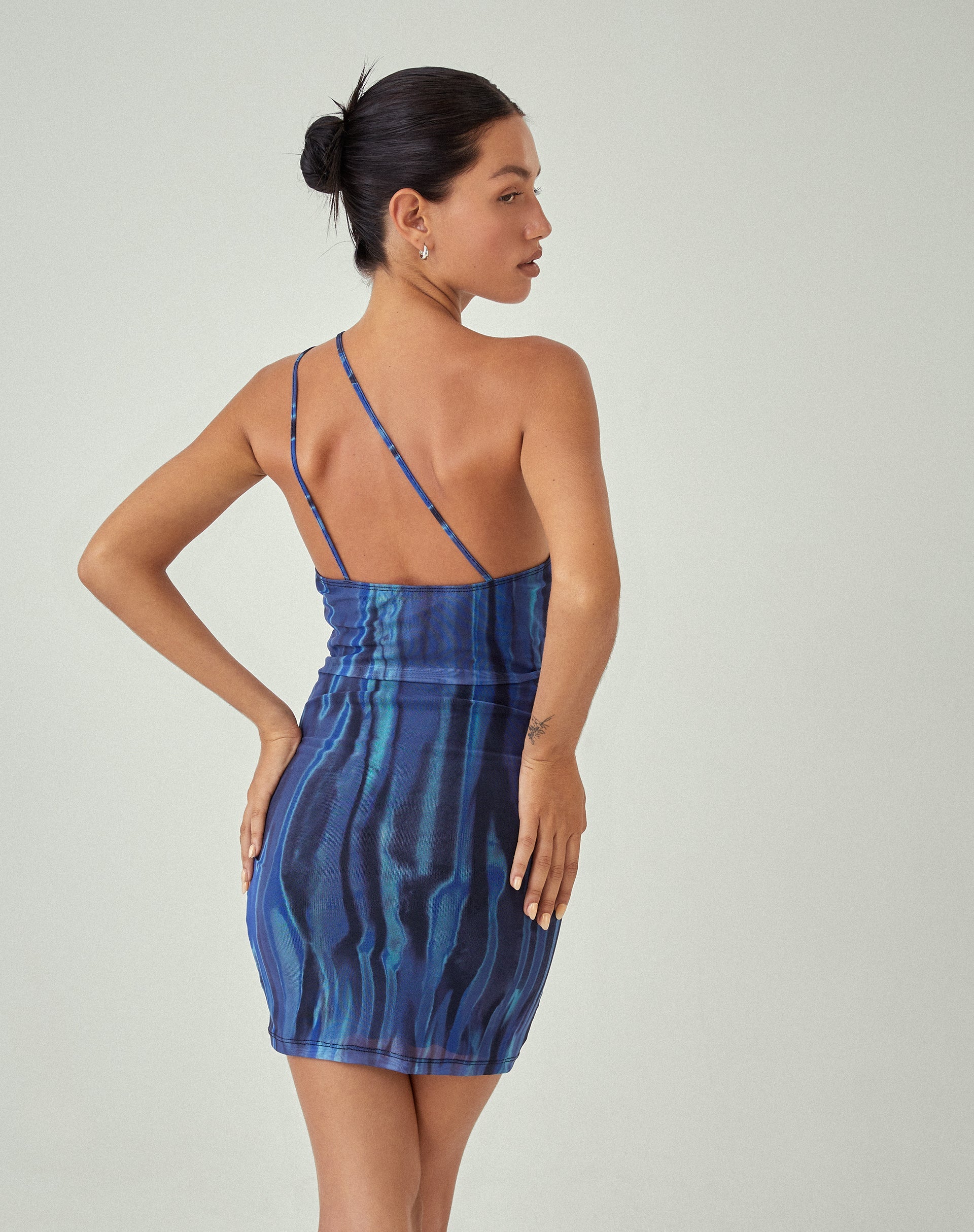 immagine di MOTEL X JACQUIE Marda Mini Dress in Colour Bleed Blue