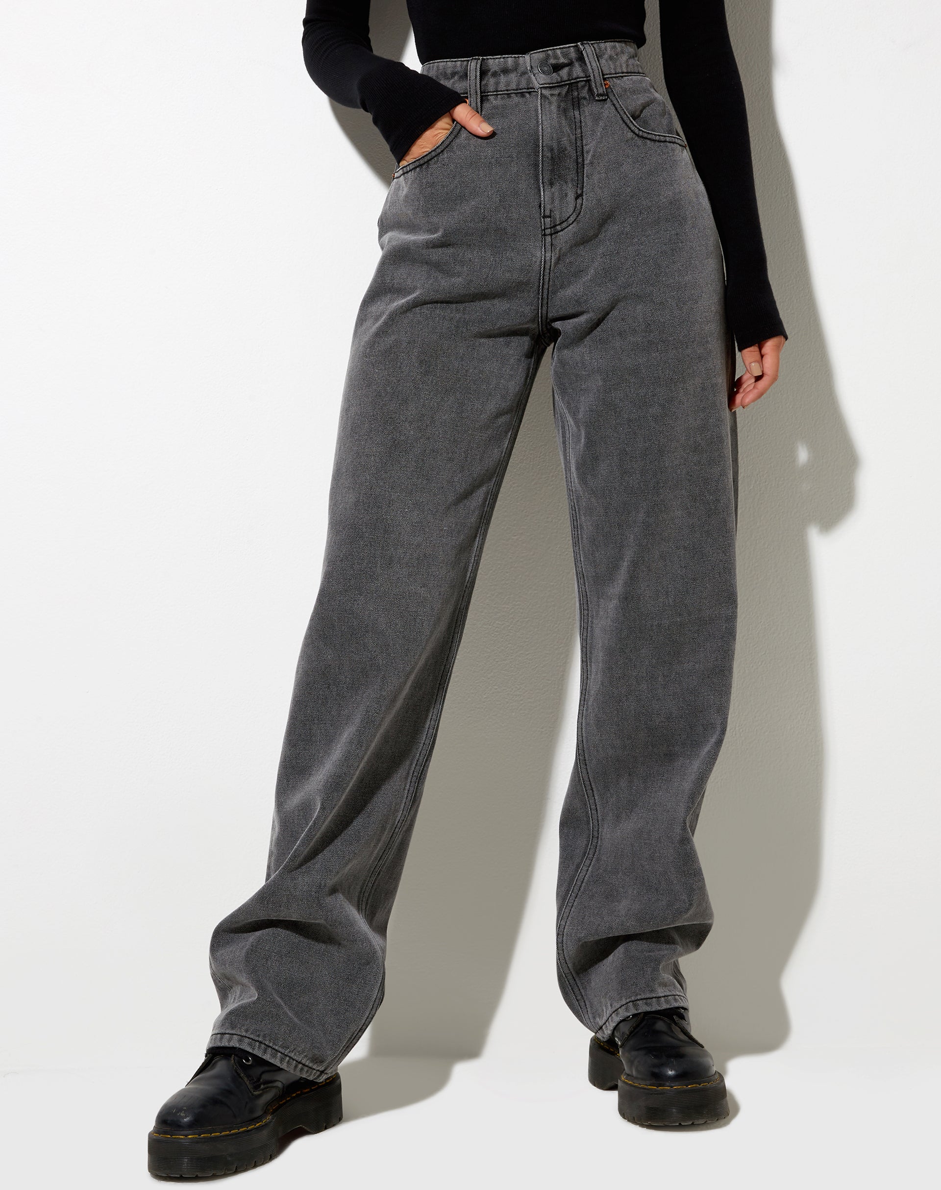 Immagine dei jeans Parallel in grigio fumo