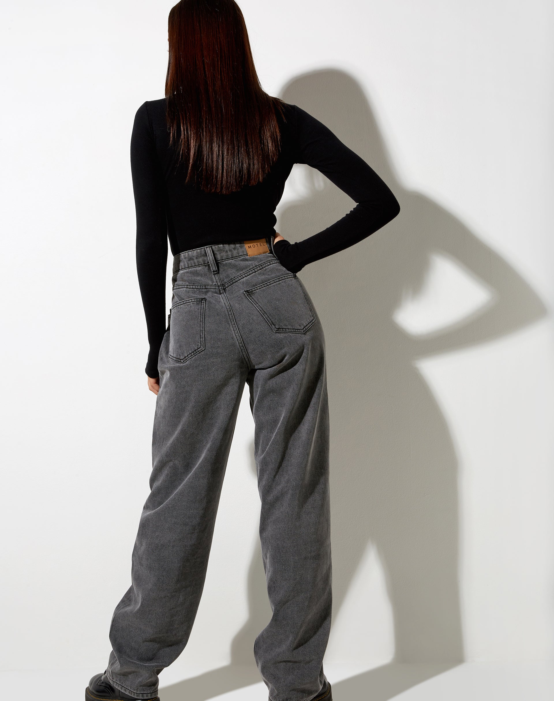 Immagine dei jeans Parallel in grigio fumo