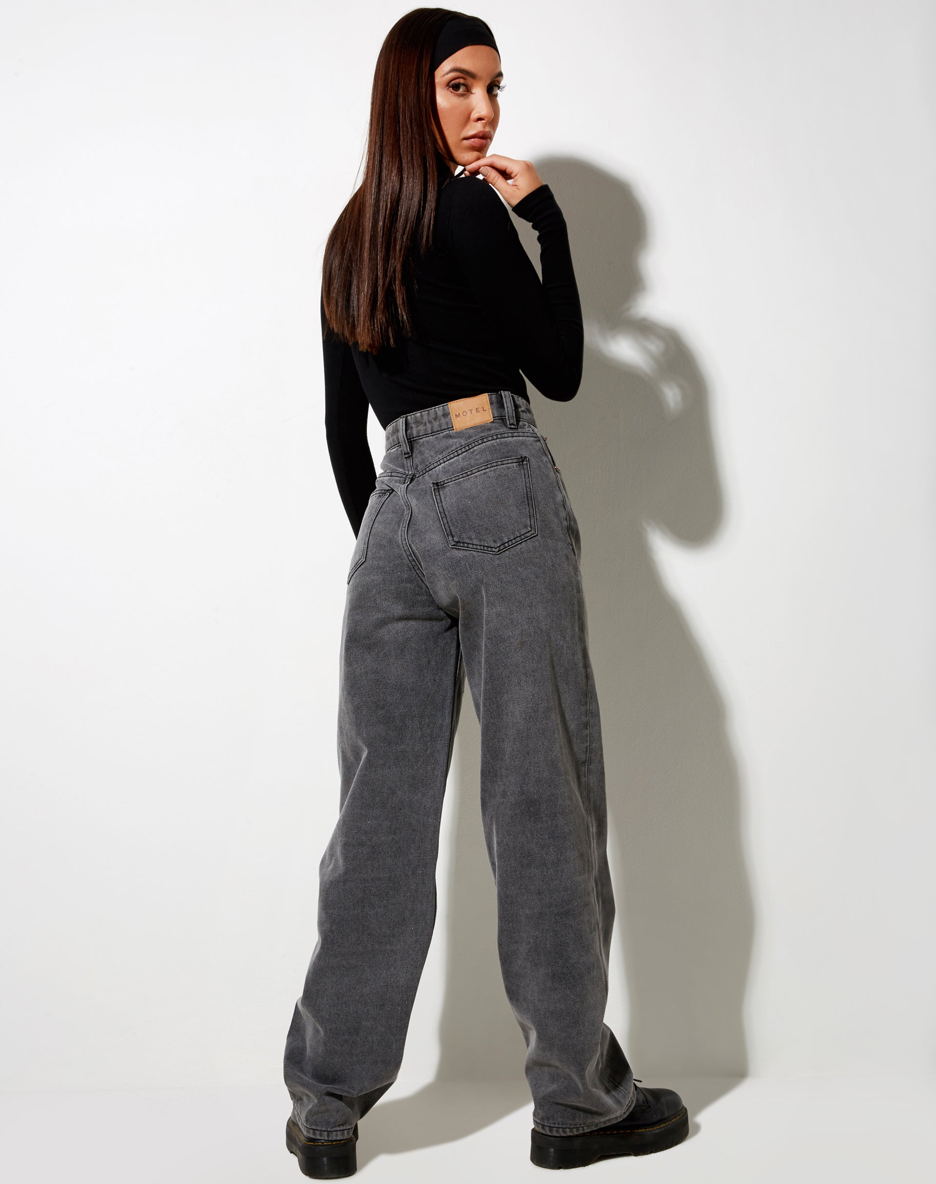 Immagine dei jeans Parallel in grigio fumo