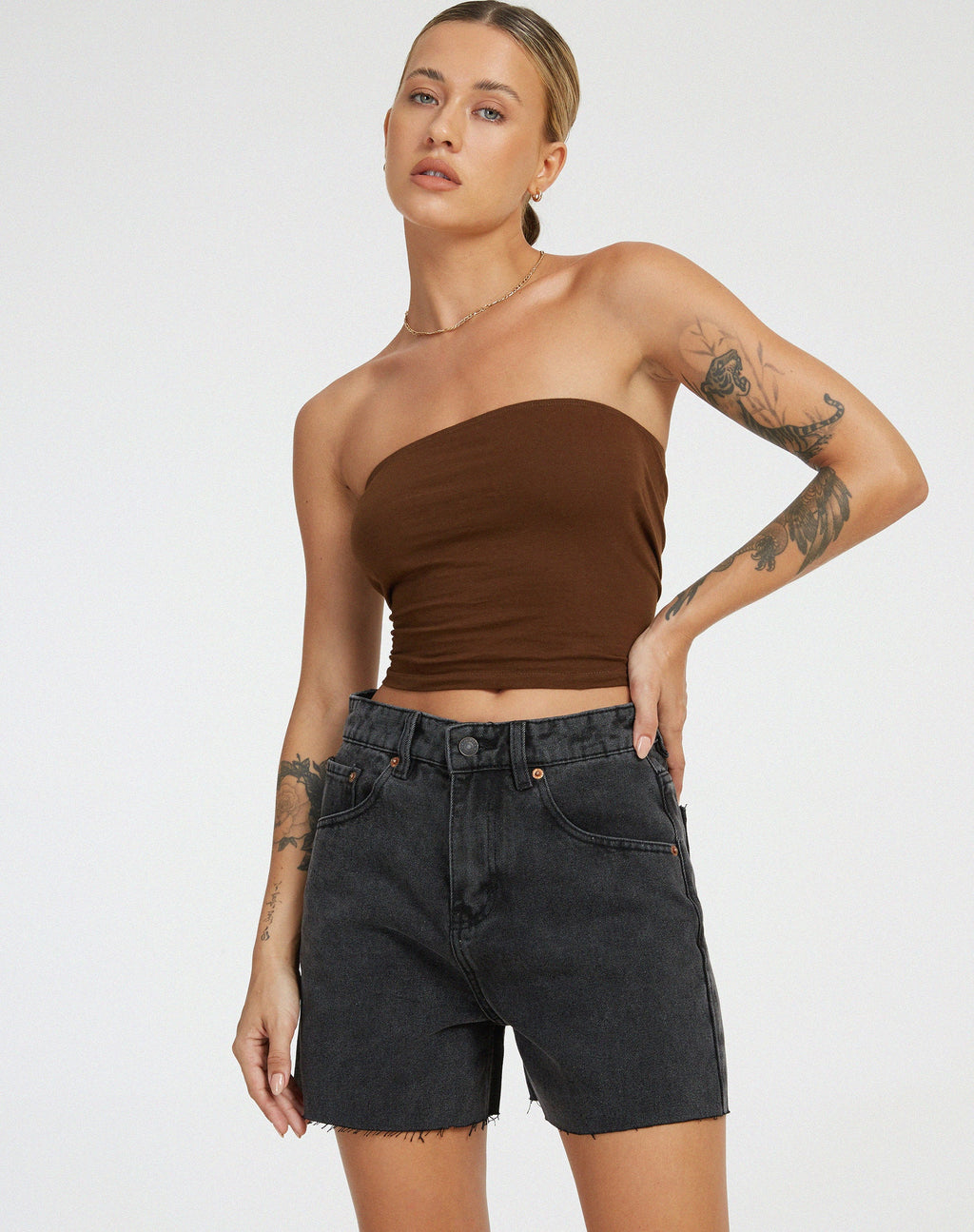 Pantaloncini di jeans di media lunghezza con lavaggio nero