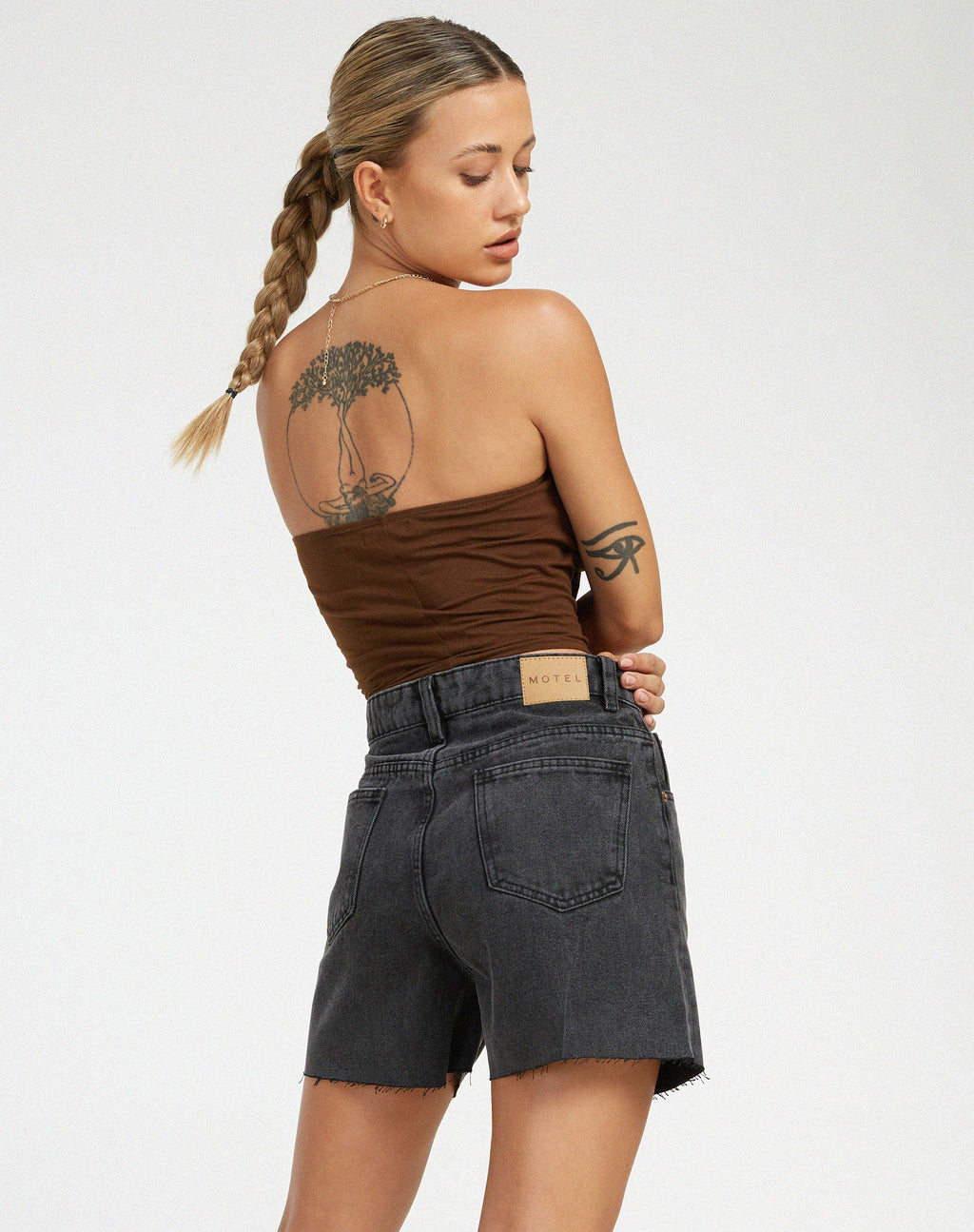 Pantaloncini di jeans di media lunghezza con lavaggio nero