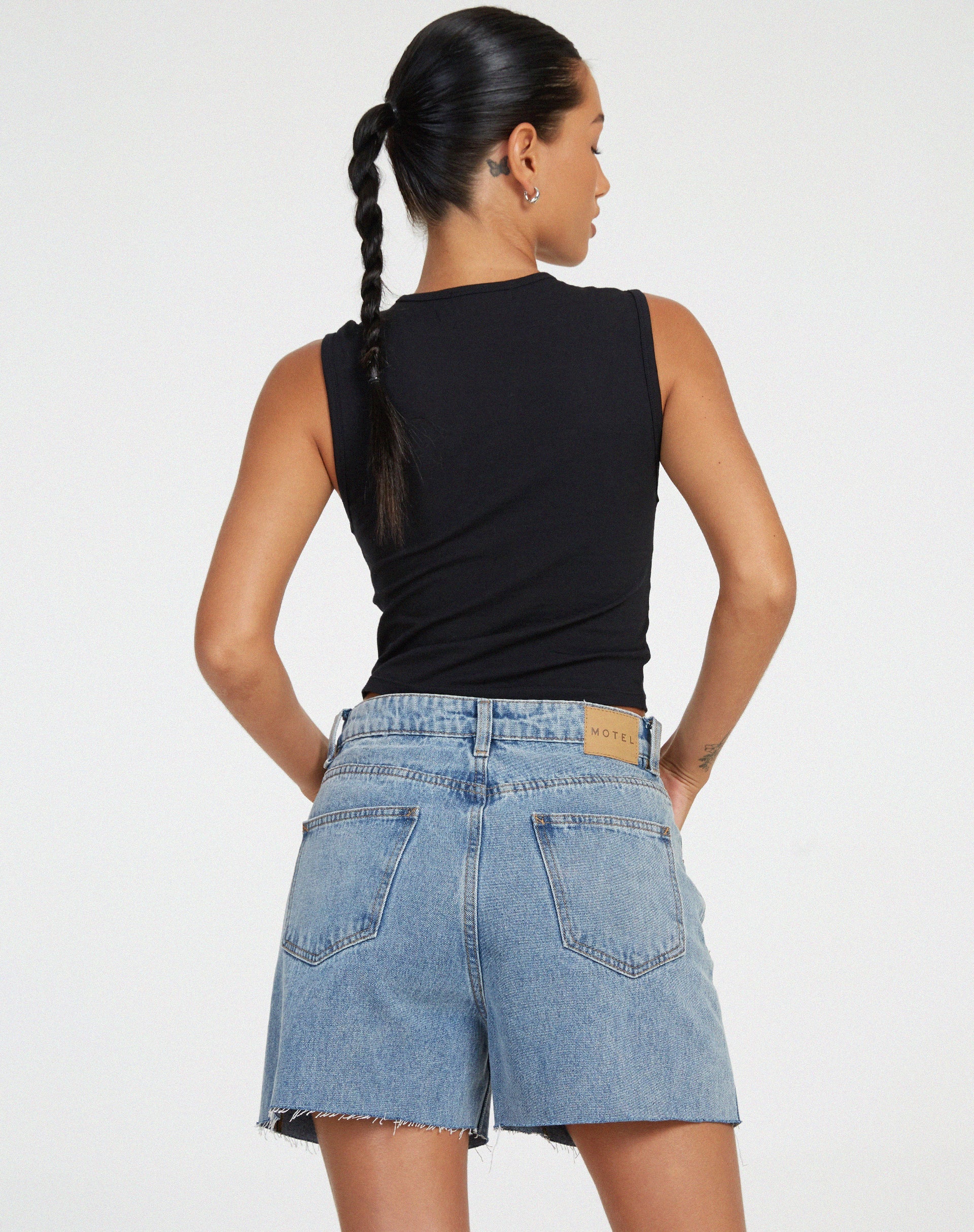 immagine del pantaloncino di media lunghezza in lavaggio chiaro