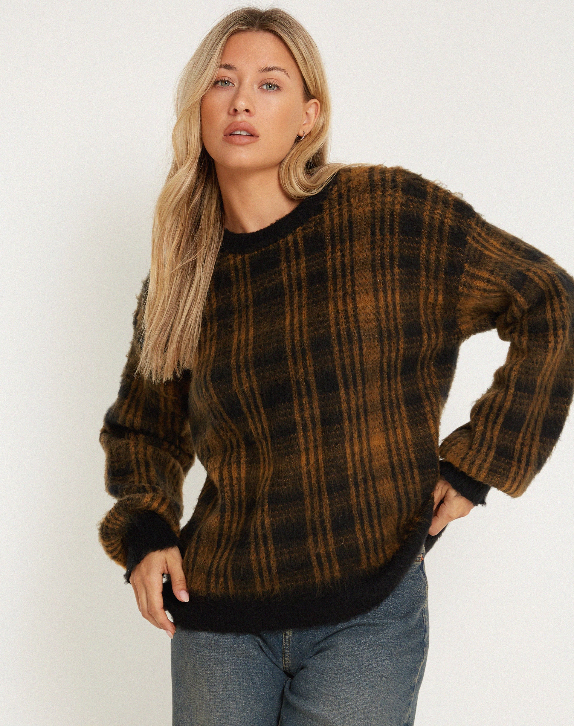 immagine di Mihail Knitted Jumper in nero marrone