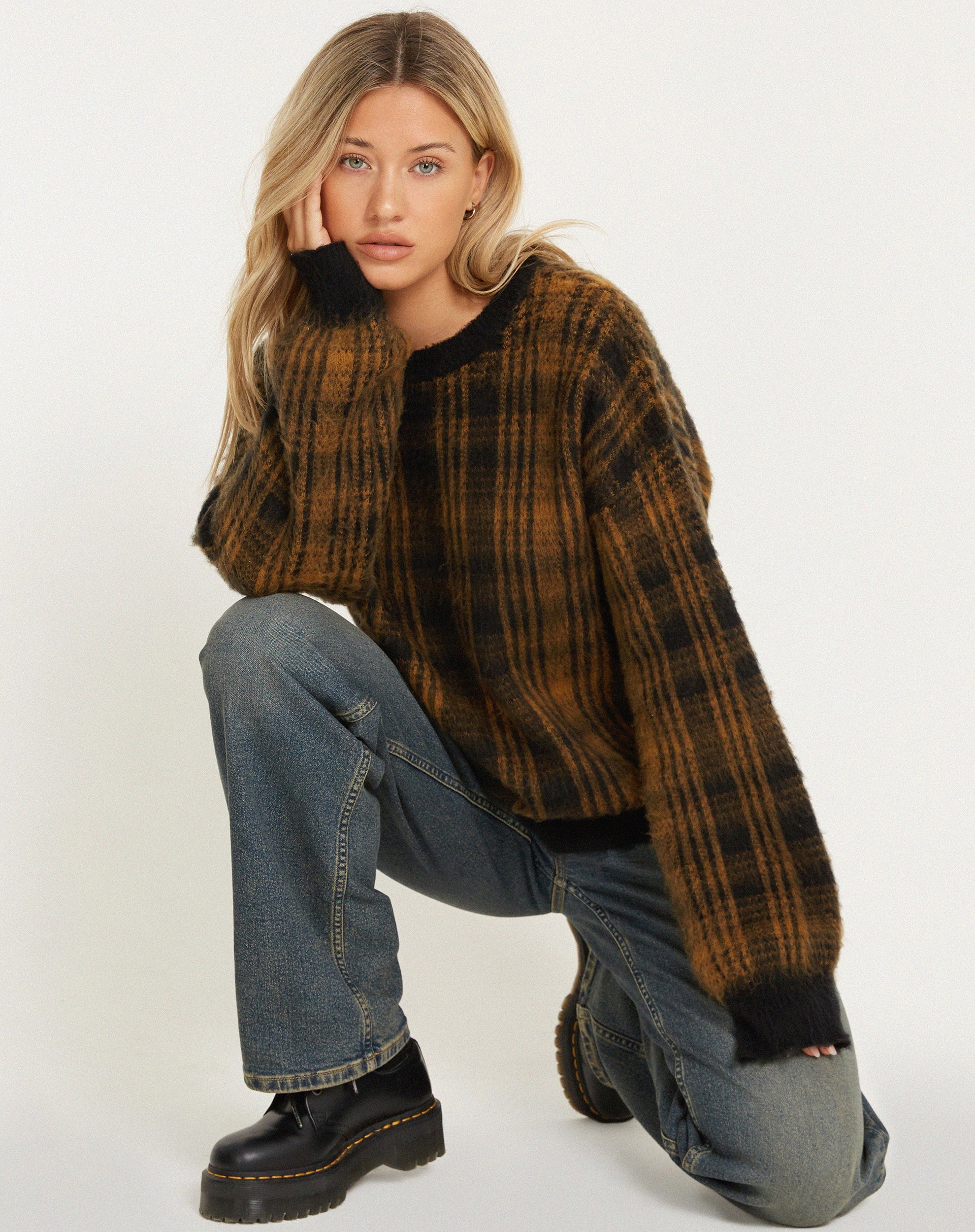 immagine di Mihail Knitted Jumper in nero marrone