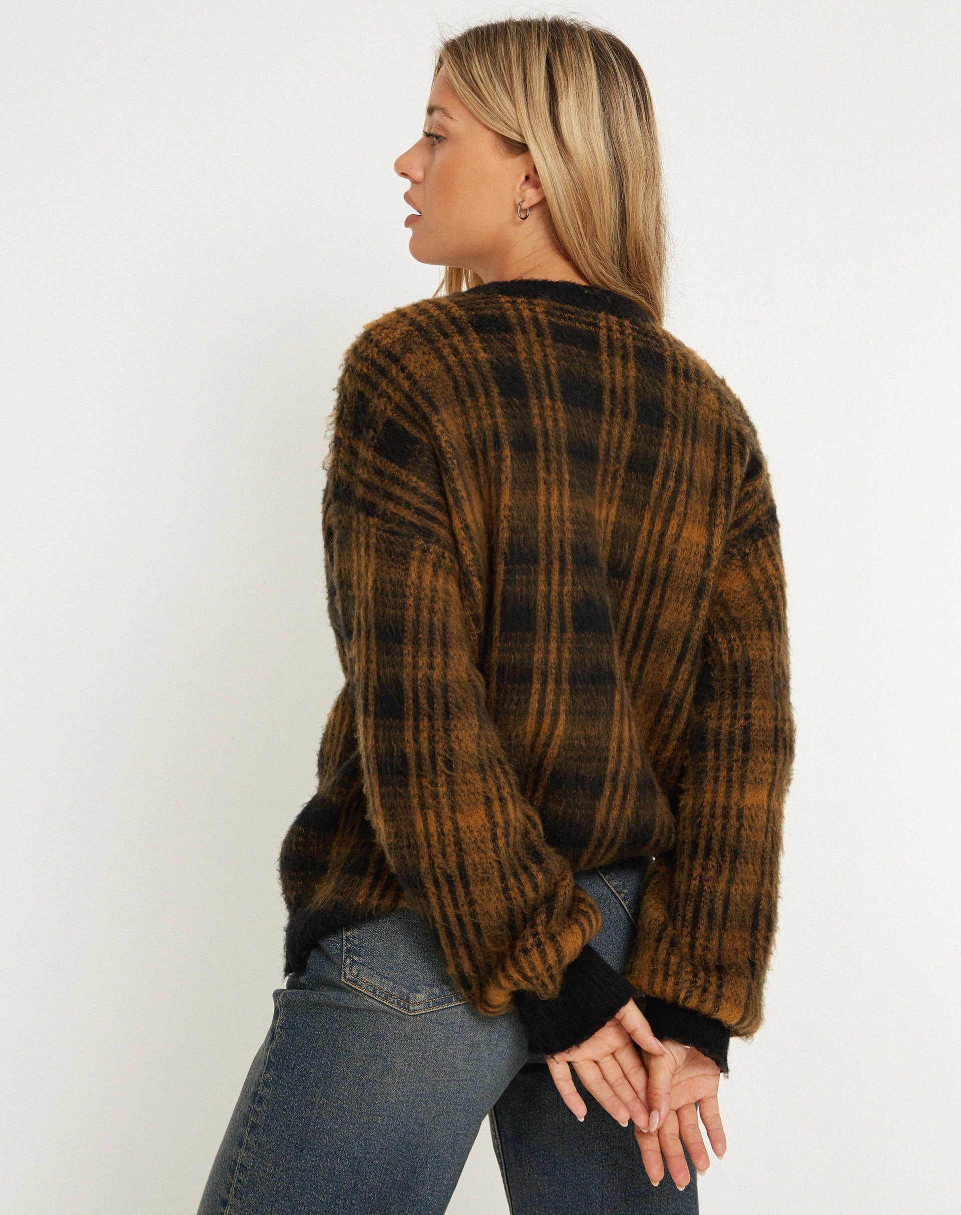 immagine di Mihail Knitted Jumper in nero marrone