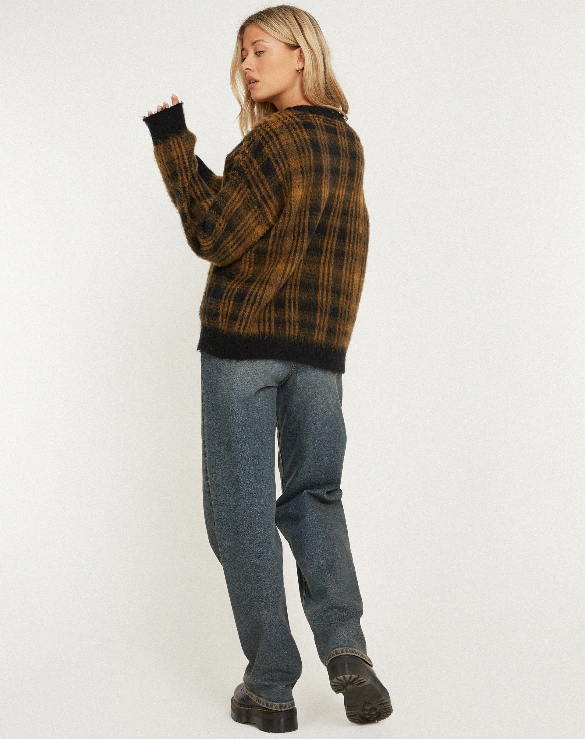 immagine di Mihail Knitted Jumper in nero marrone