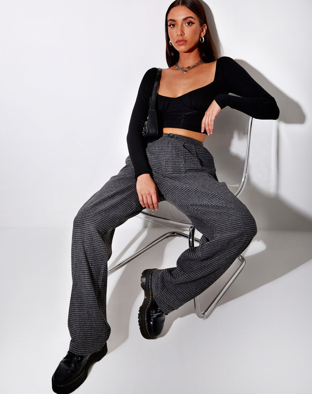 Pantaloni a gamba larga Misha in pied-de-poule nero e grigio