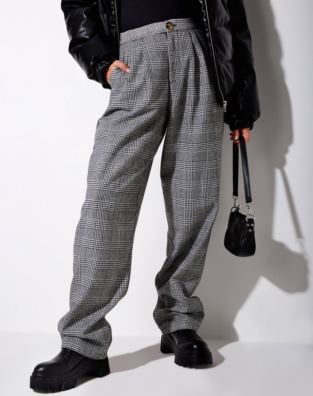 Pantaloni a gamba larga Misha in pied-de-poule nero