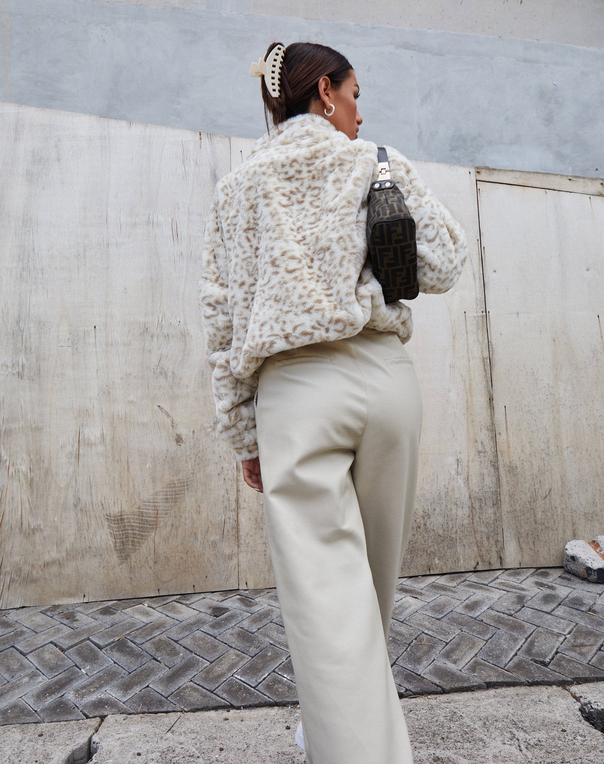 Immagine di Nero Ring Pull Jacket in Animal White e Cream