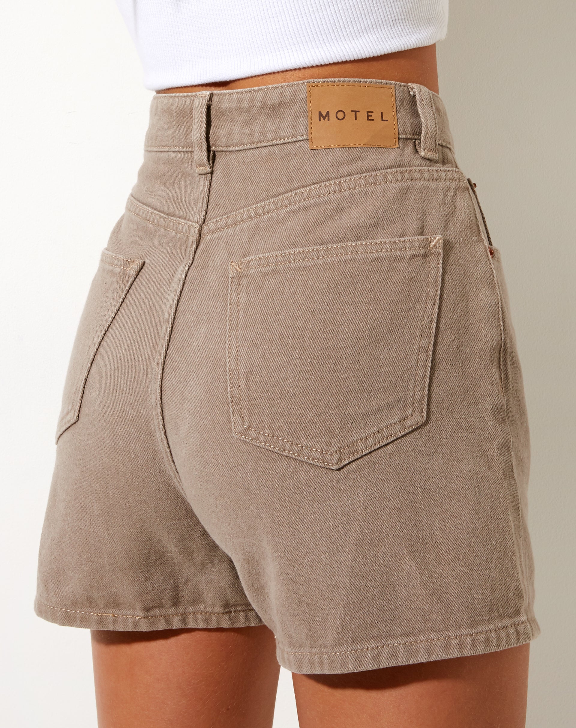 Immagine di Mom Denim Short in Burnt Olive