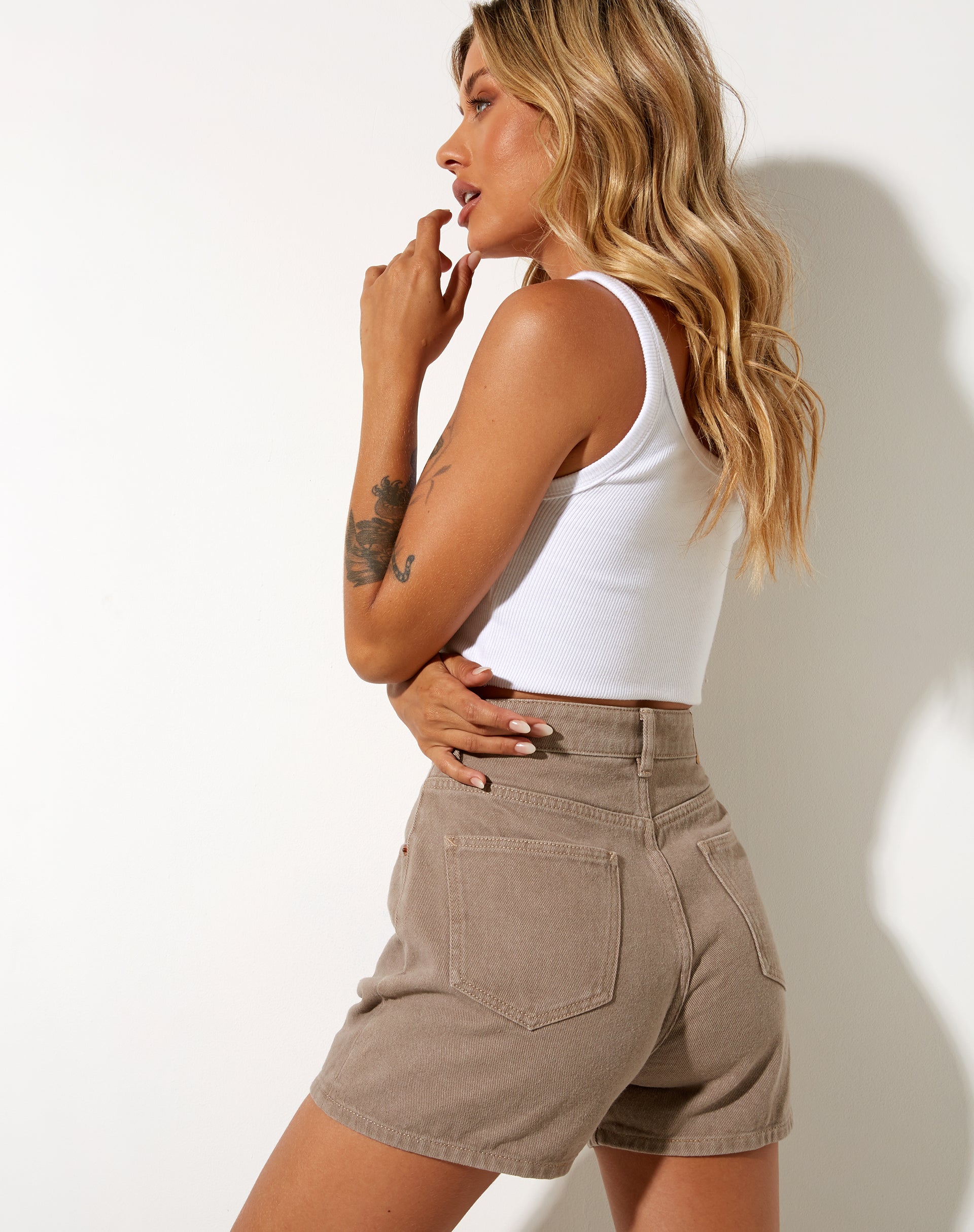 Immagine di Mom Denim Short in Burnt Olive