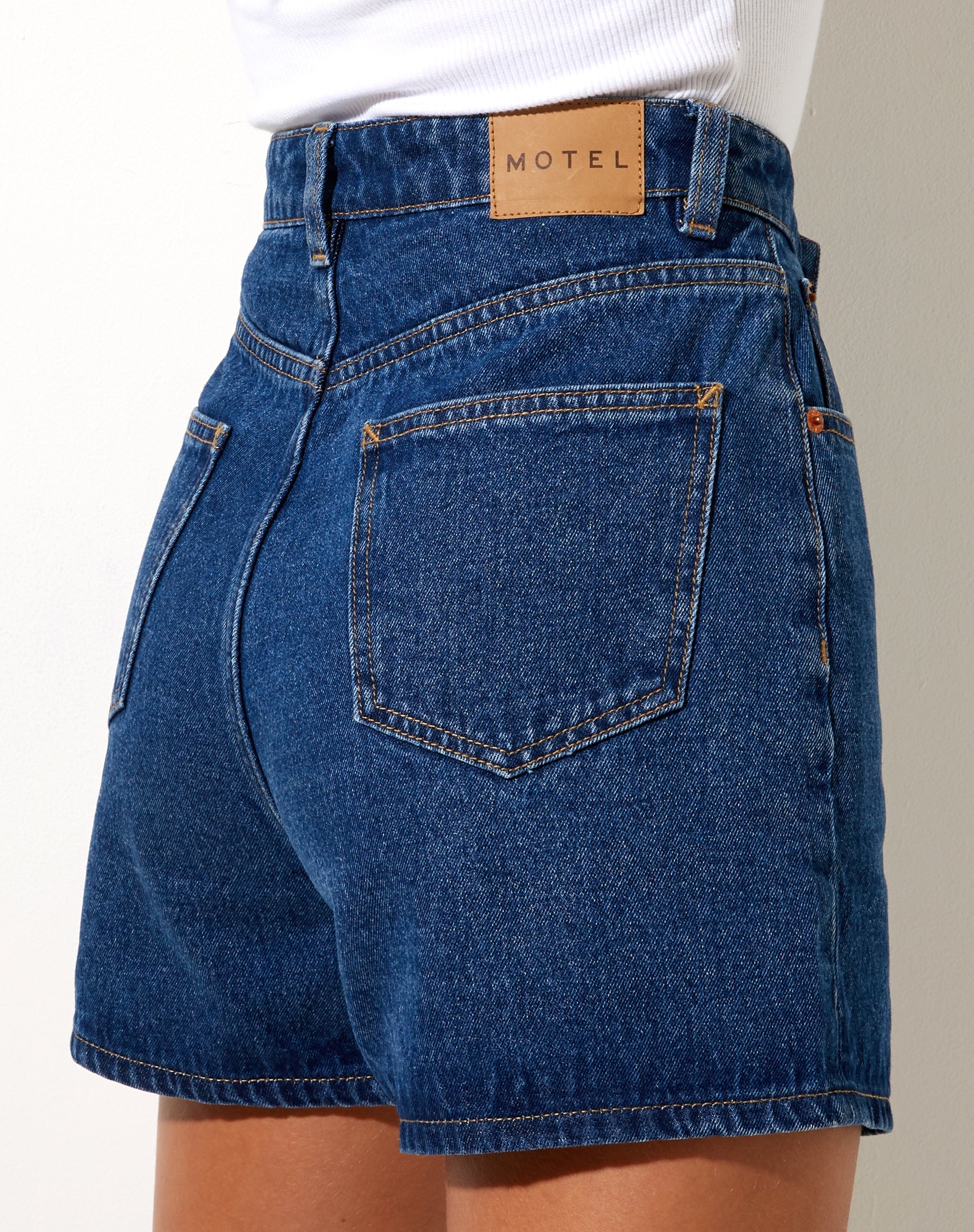 Immagine di Mom Denim Short in Classic Blue
