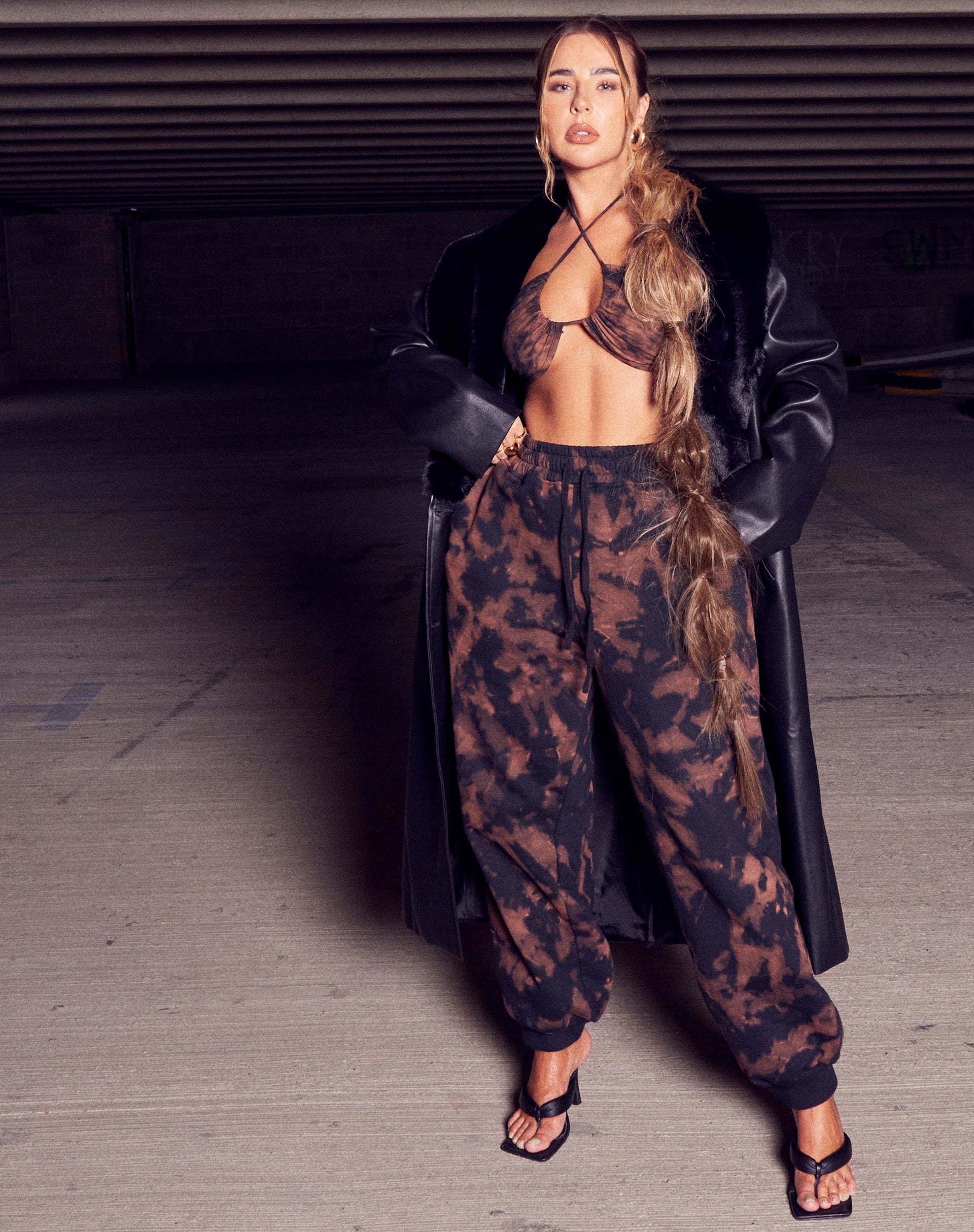 Immagine di Yessa Crop Top in Nero Ruggine Tie Dye