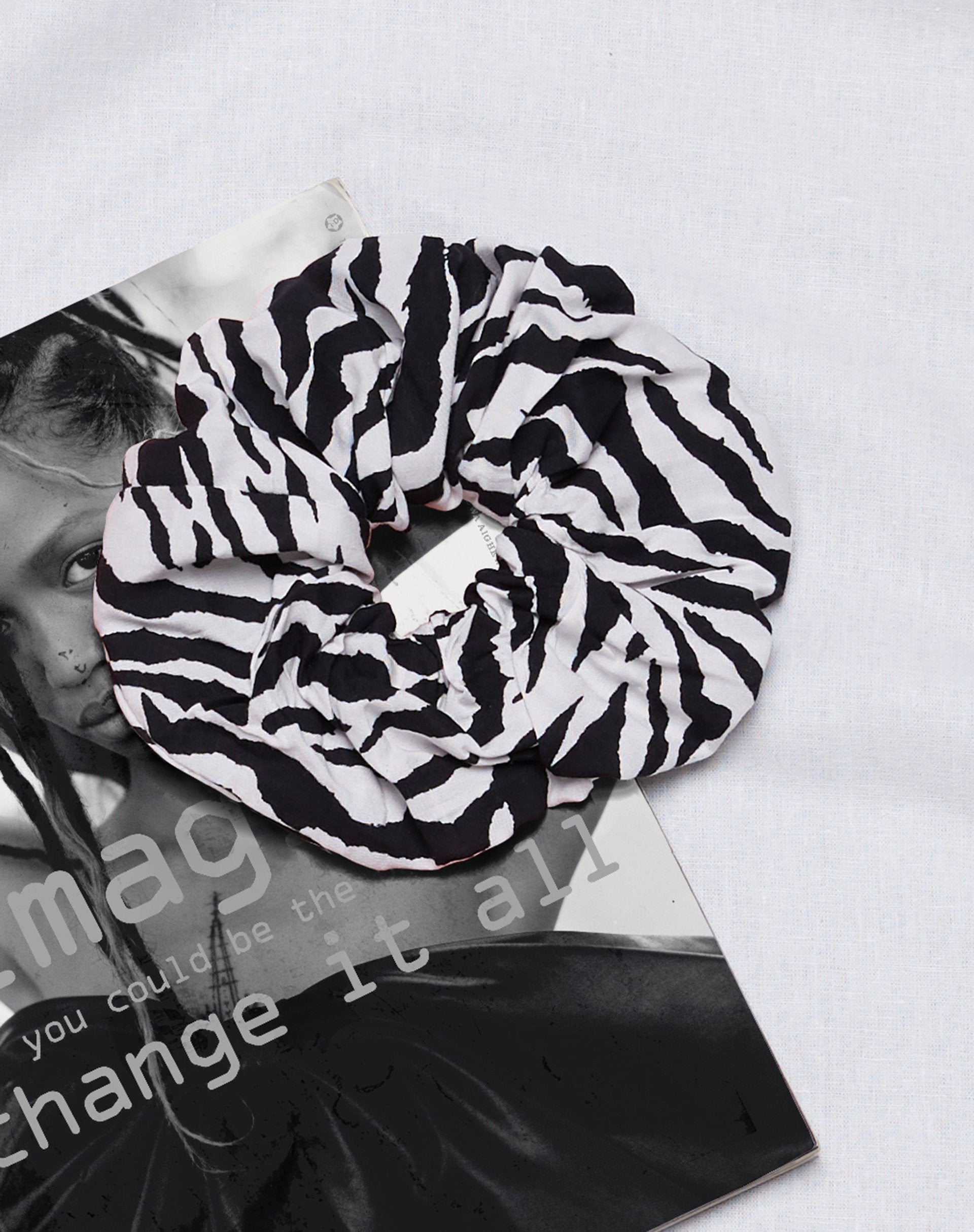Immagine di XL Scrunchie in 90s Zebra