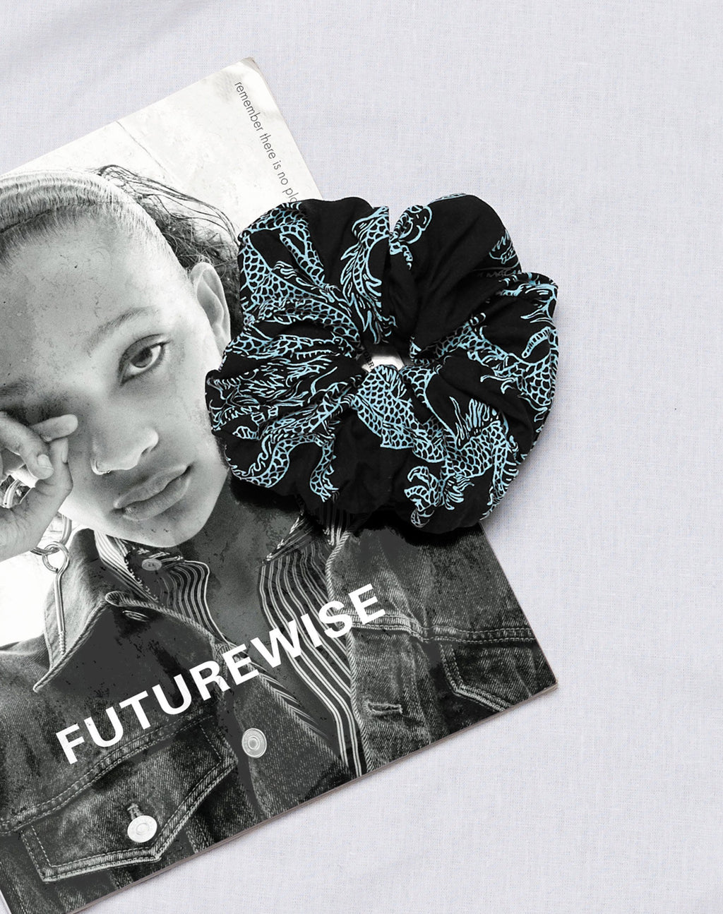 Scrunchie XL in Dragon Flower nero e menta