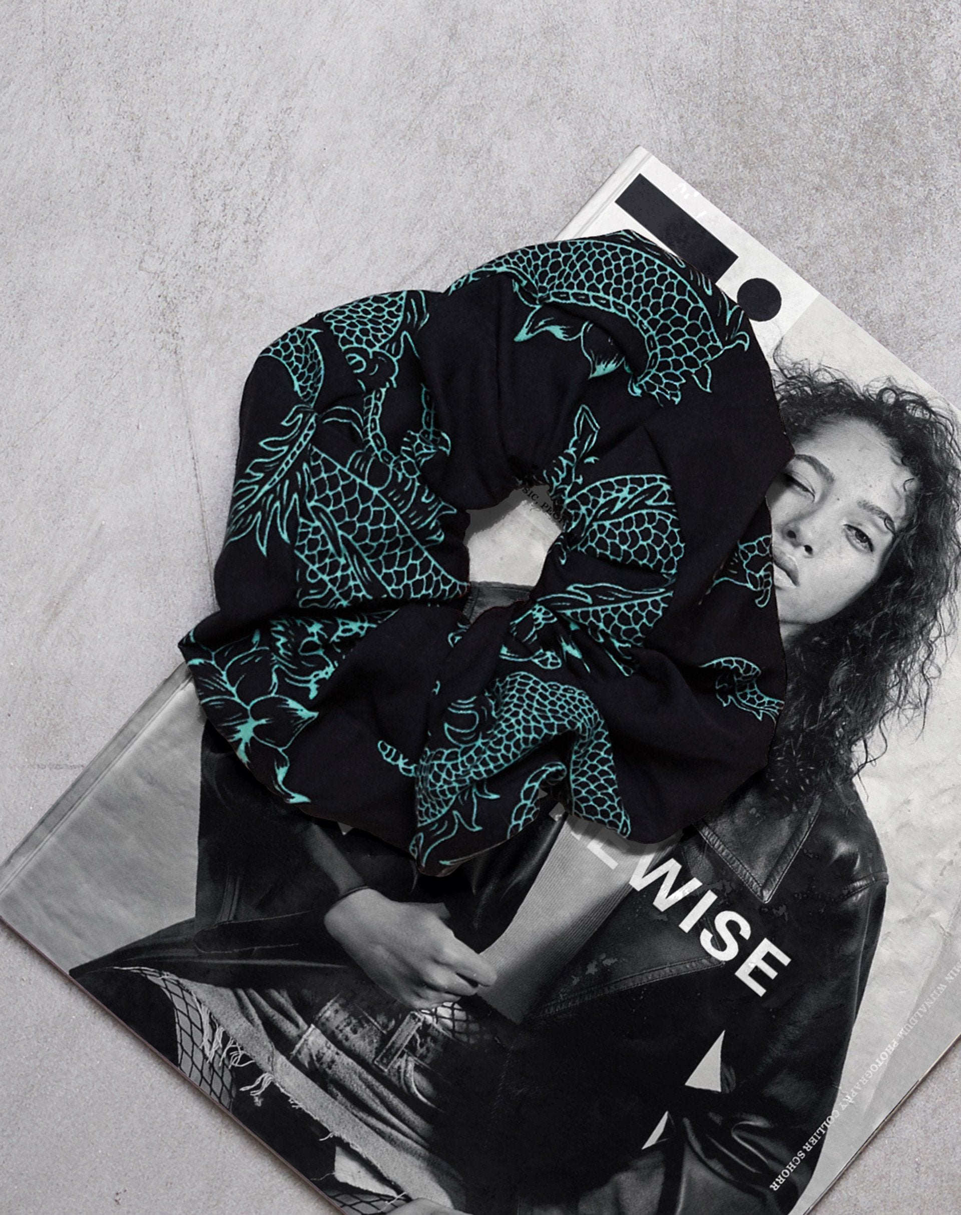 Immagine di Scrunchie in Dragon Flower Nero e Menta