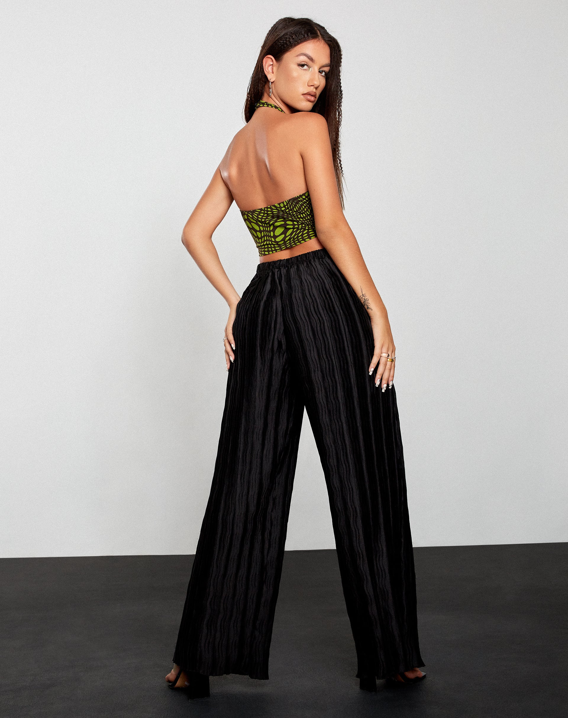 Immagine del pantalone Bian in nero stropicciato