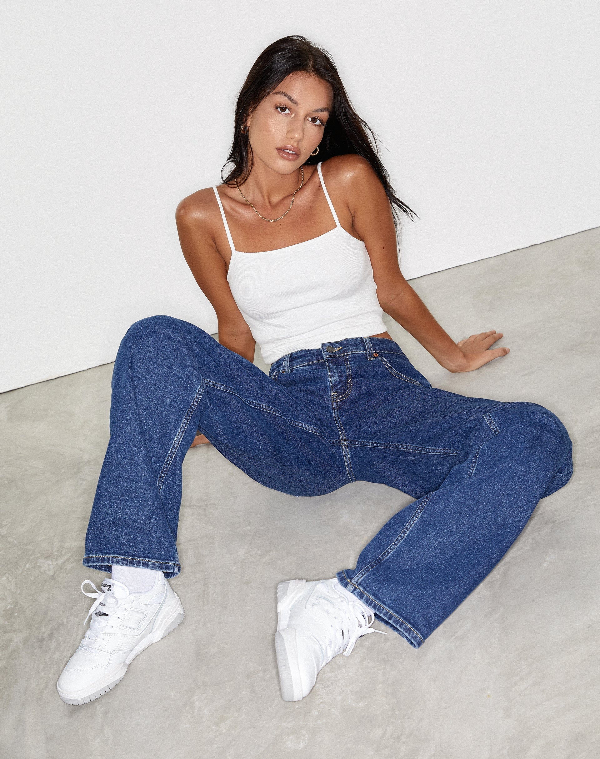 immagine dei jeans paralleli a vita bassa in blu anni '90