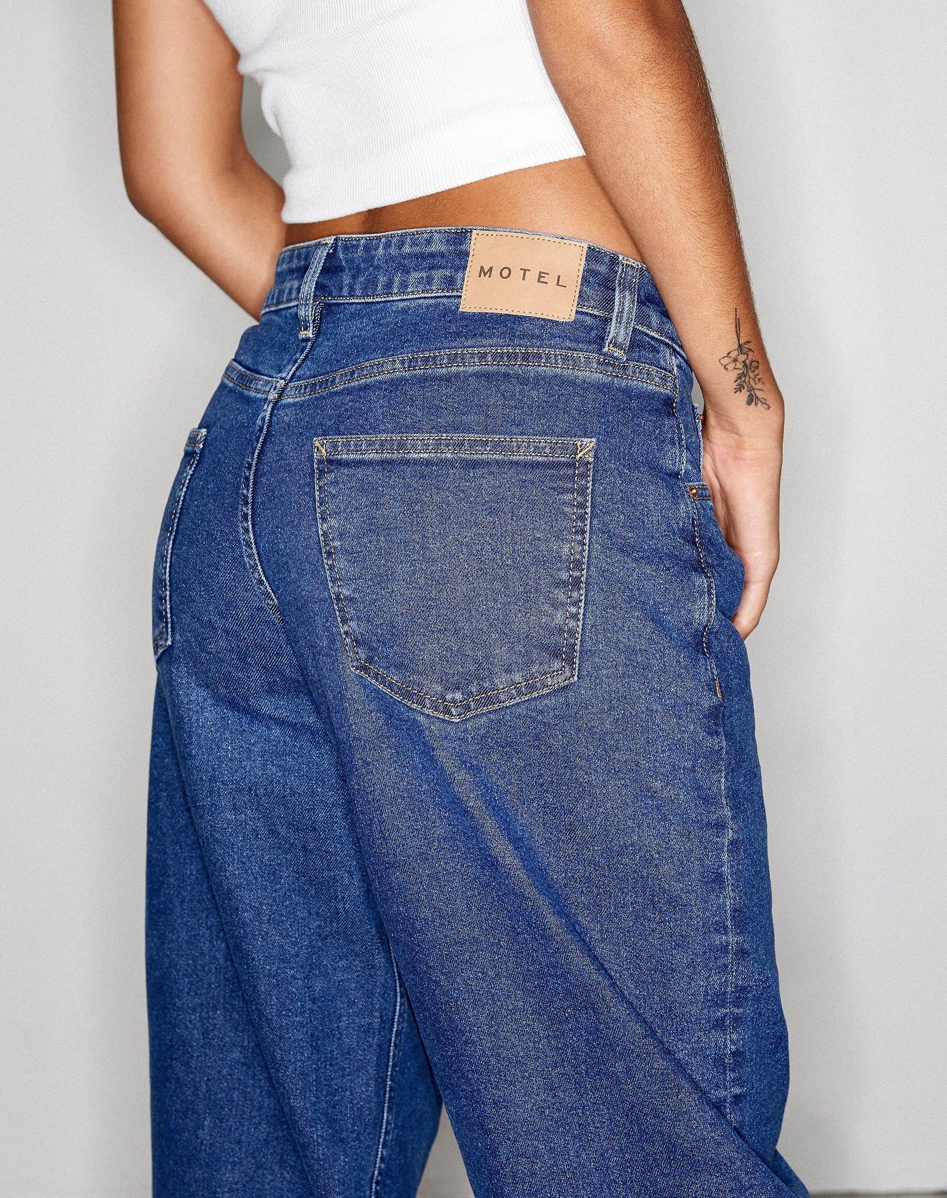 immagine dei jeans paralleli a vita bassa in blu anni '90