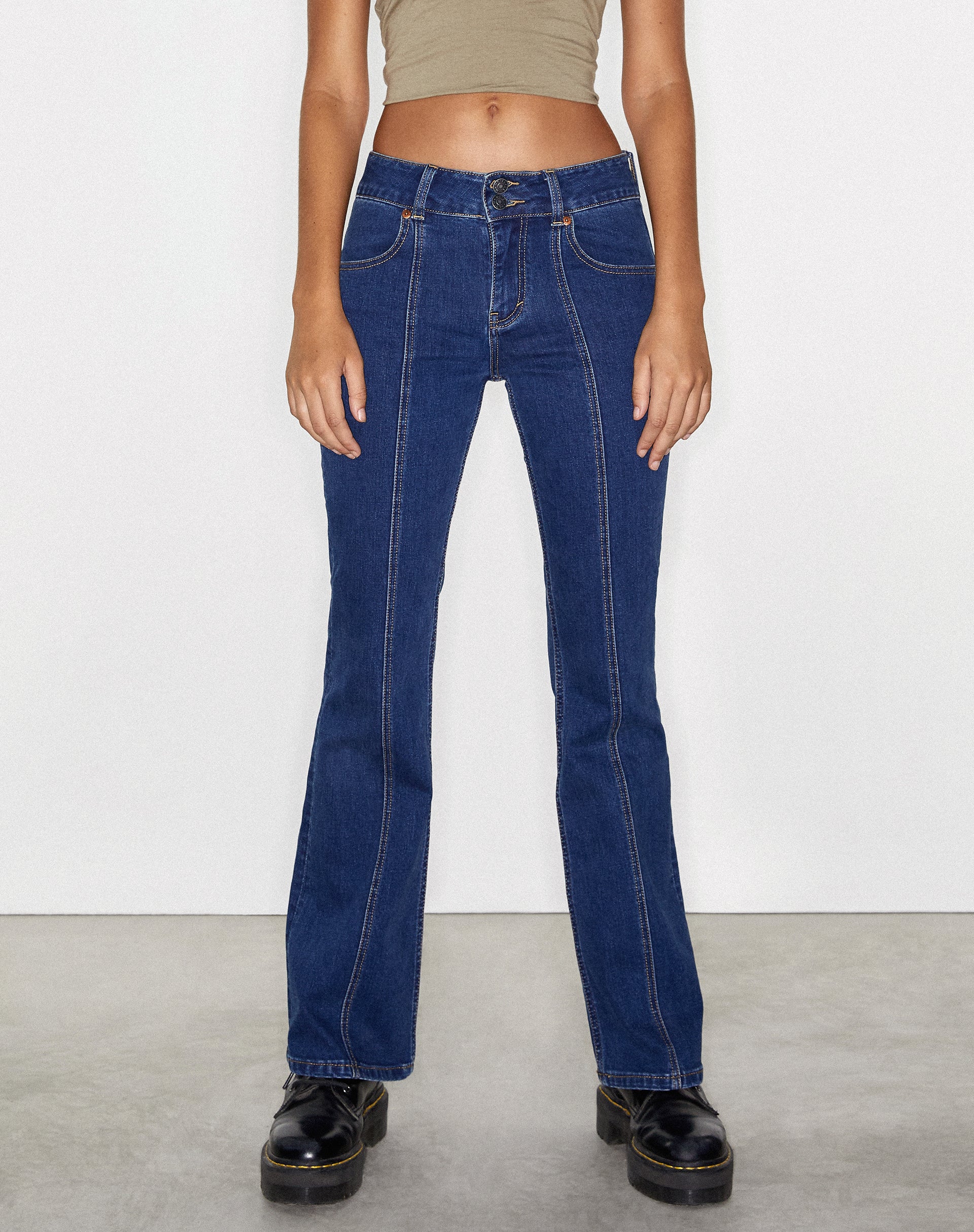 immagine dei jeans a vita bassa con cuciture in indaco anni '90