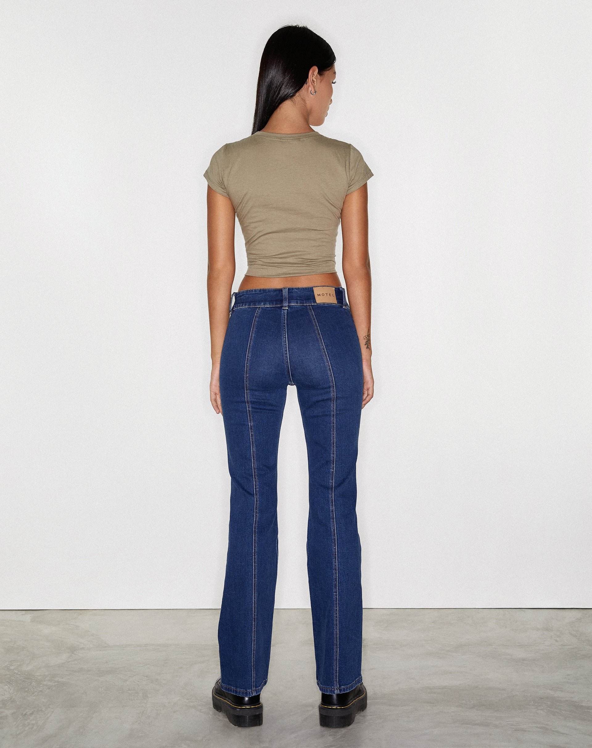 immagine dei jeans a vita bassa con cuciture in indaco anni '90