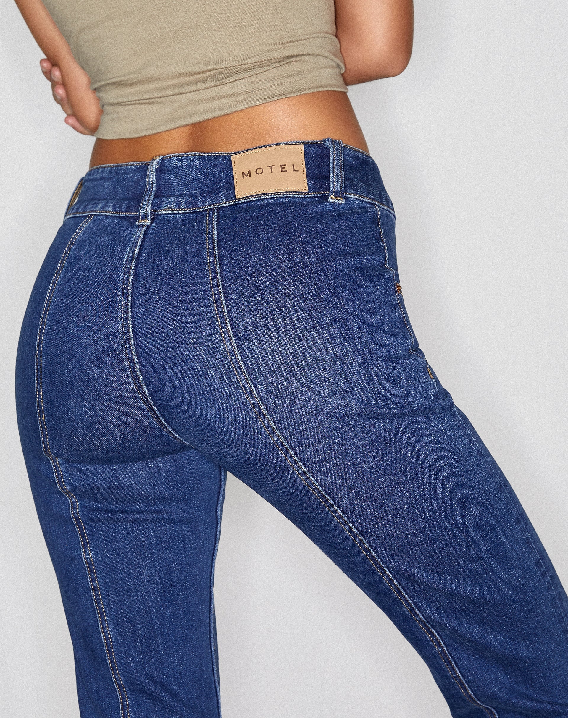 immagine dei jeans a vita bassa con cuciture in indaco anni '90