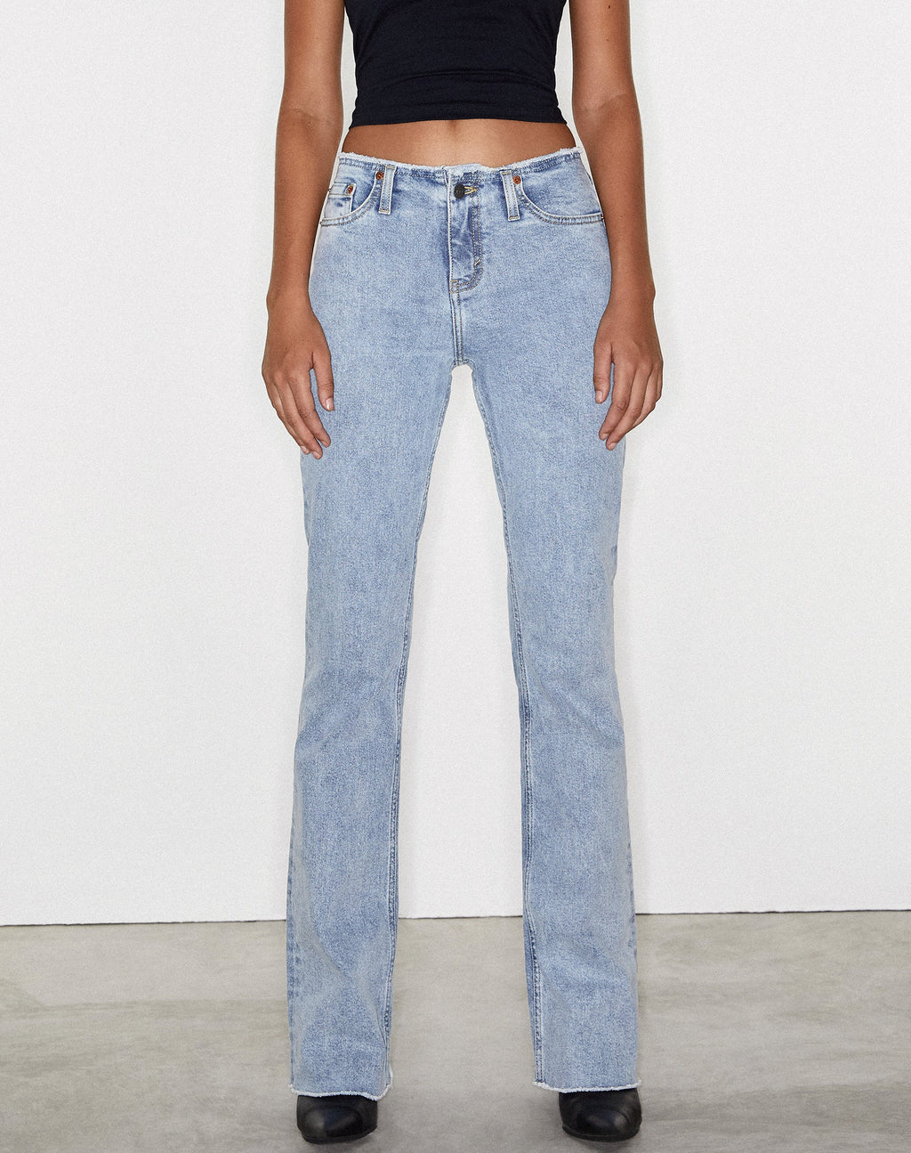 Jeans a vita bassa sfrangiati con lavaggio chiaro blu
