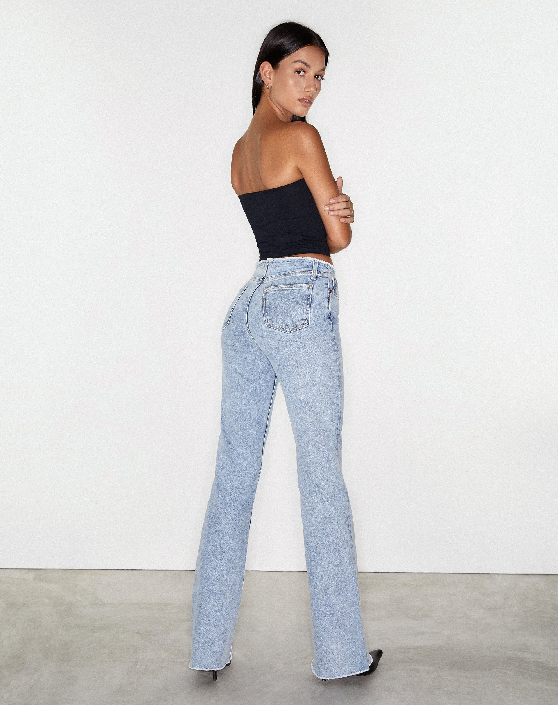 immagine di Jeans a vita bassa sfrangiati in blu lavaggio chiaro