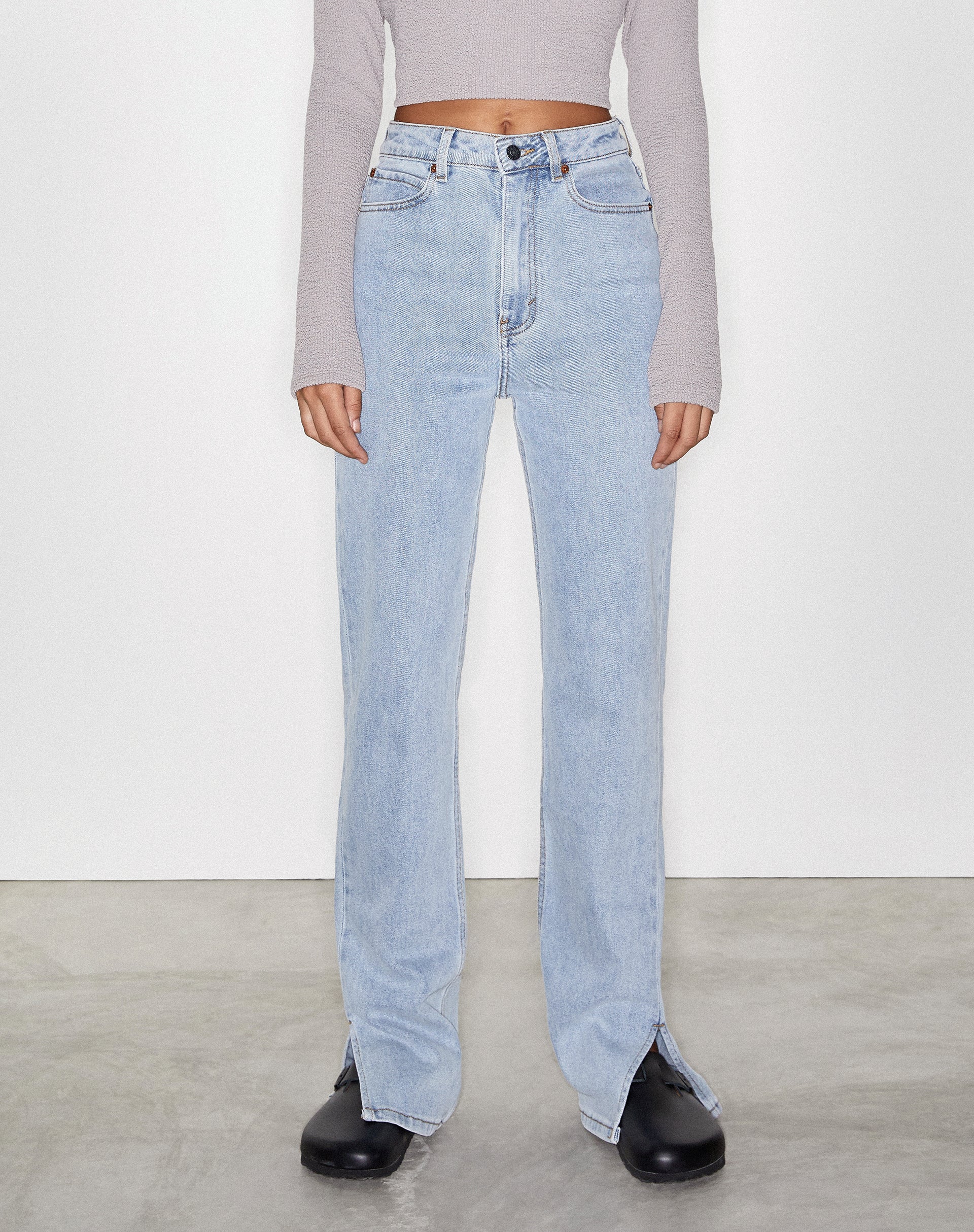 Immagine dei jeans a gamba tesa in blu chiaro