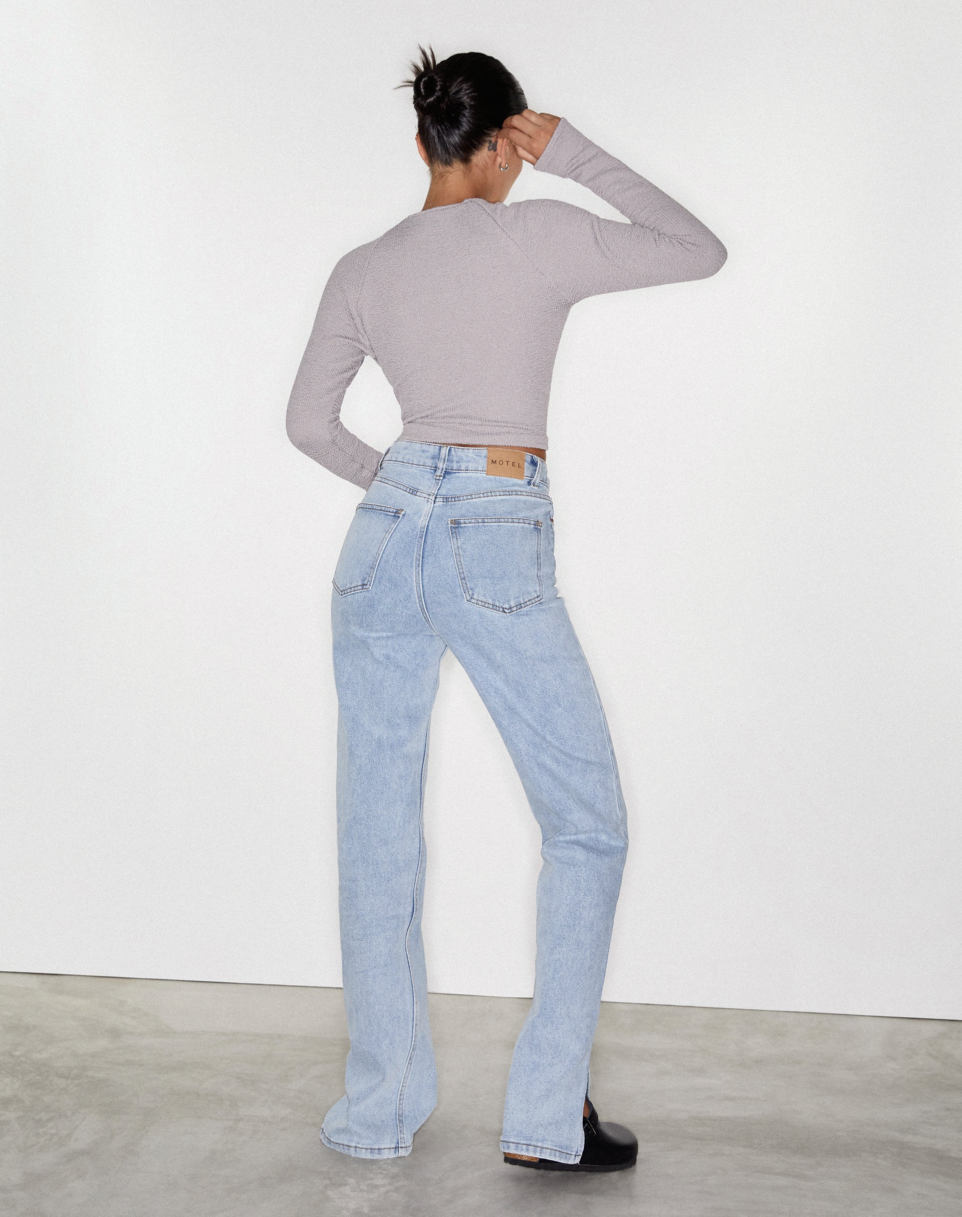Immagine dei jeans a gamba tesa in blu chiaro
