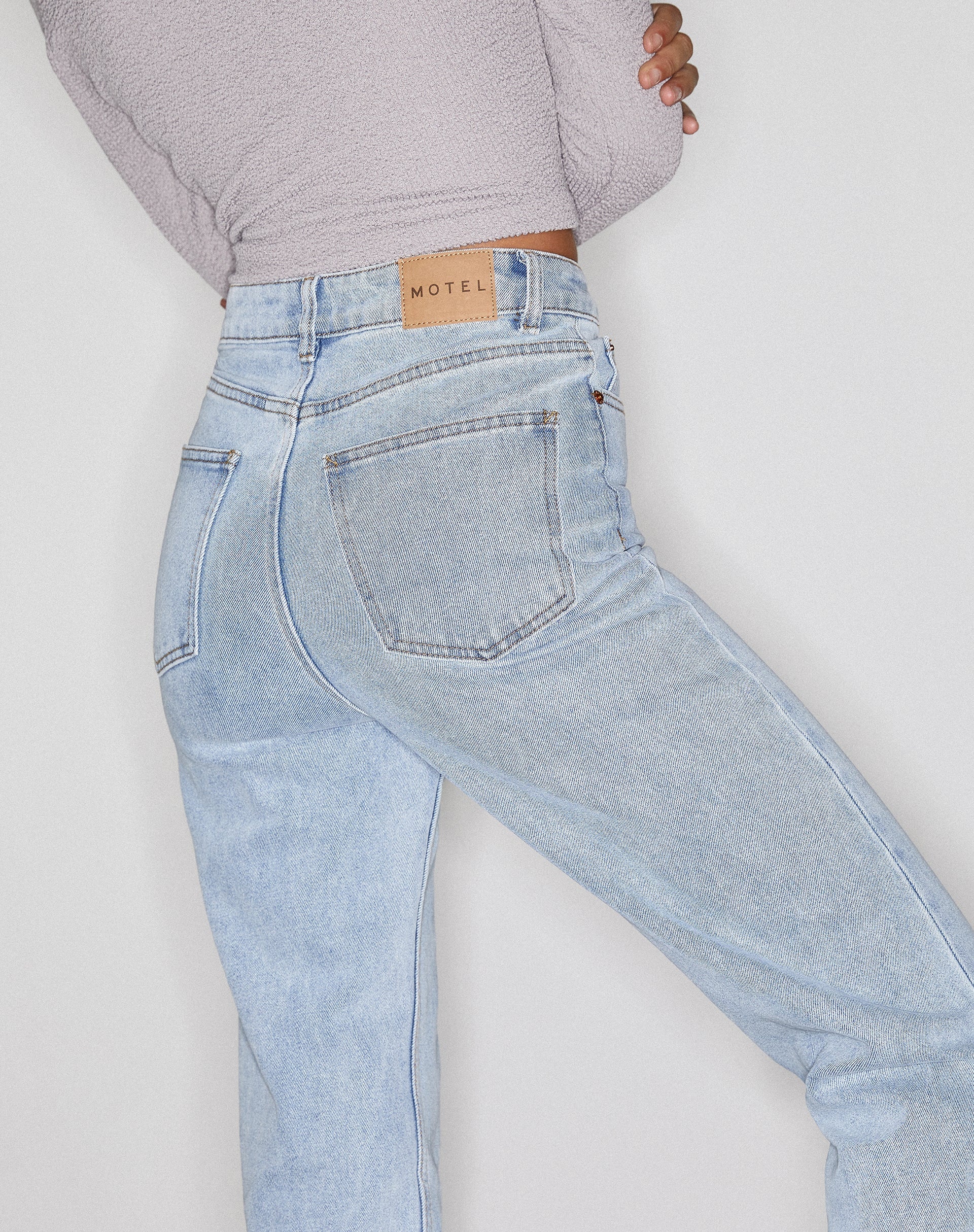 Immagine dei jeans a gamba tesa in blu chiaro