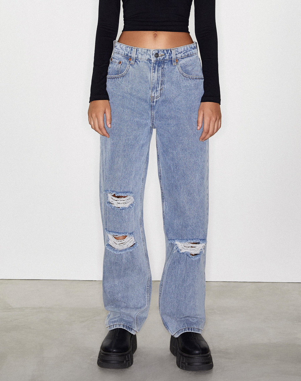 Jeans paralleli con strappi in lavaggio chiaro