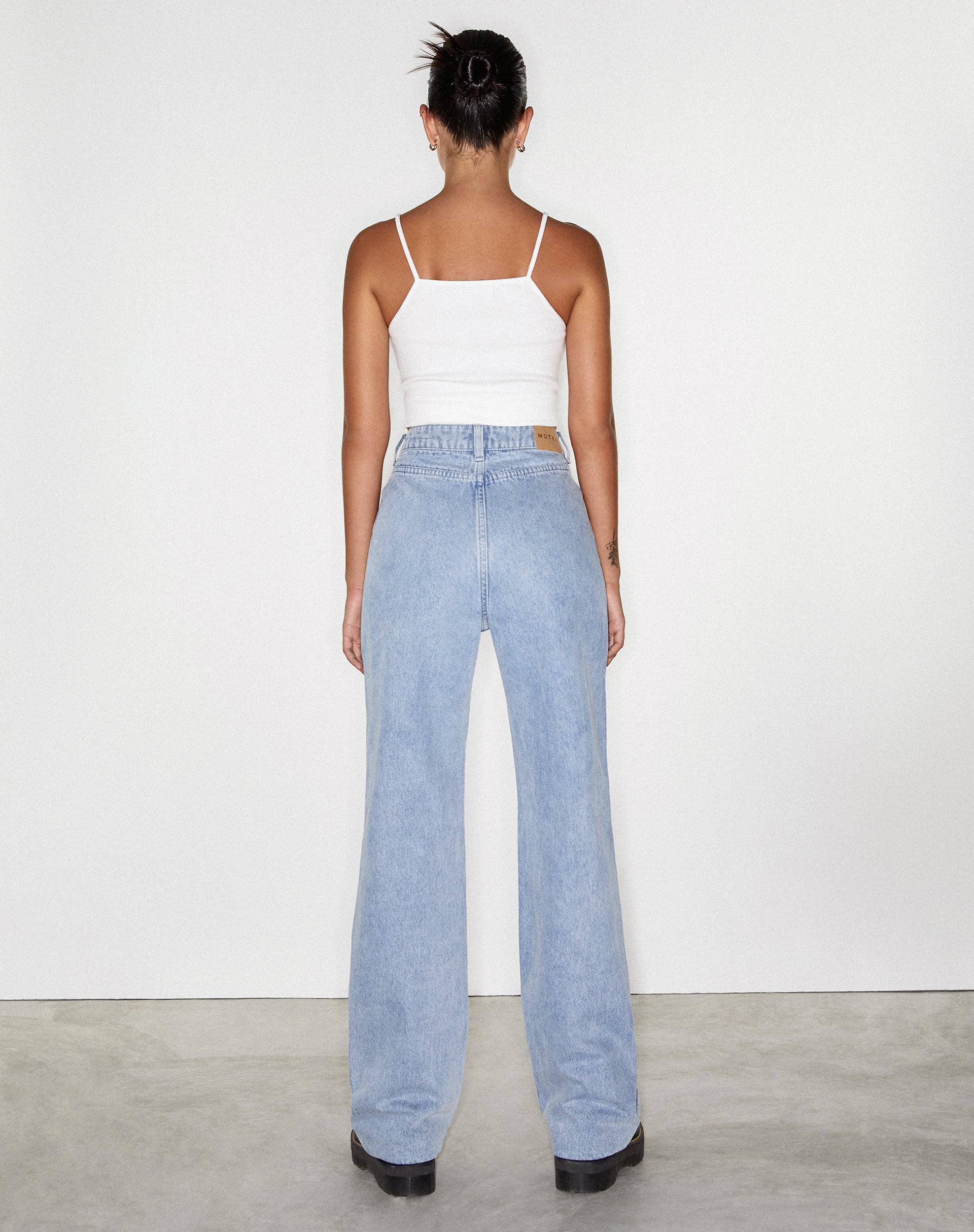 Immagine dei jeans Flare con tasca retrò in lavaggio super chiaro