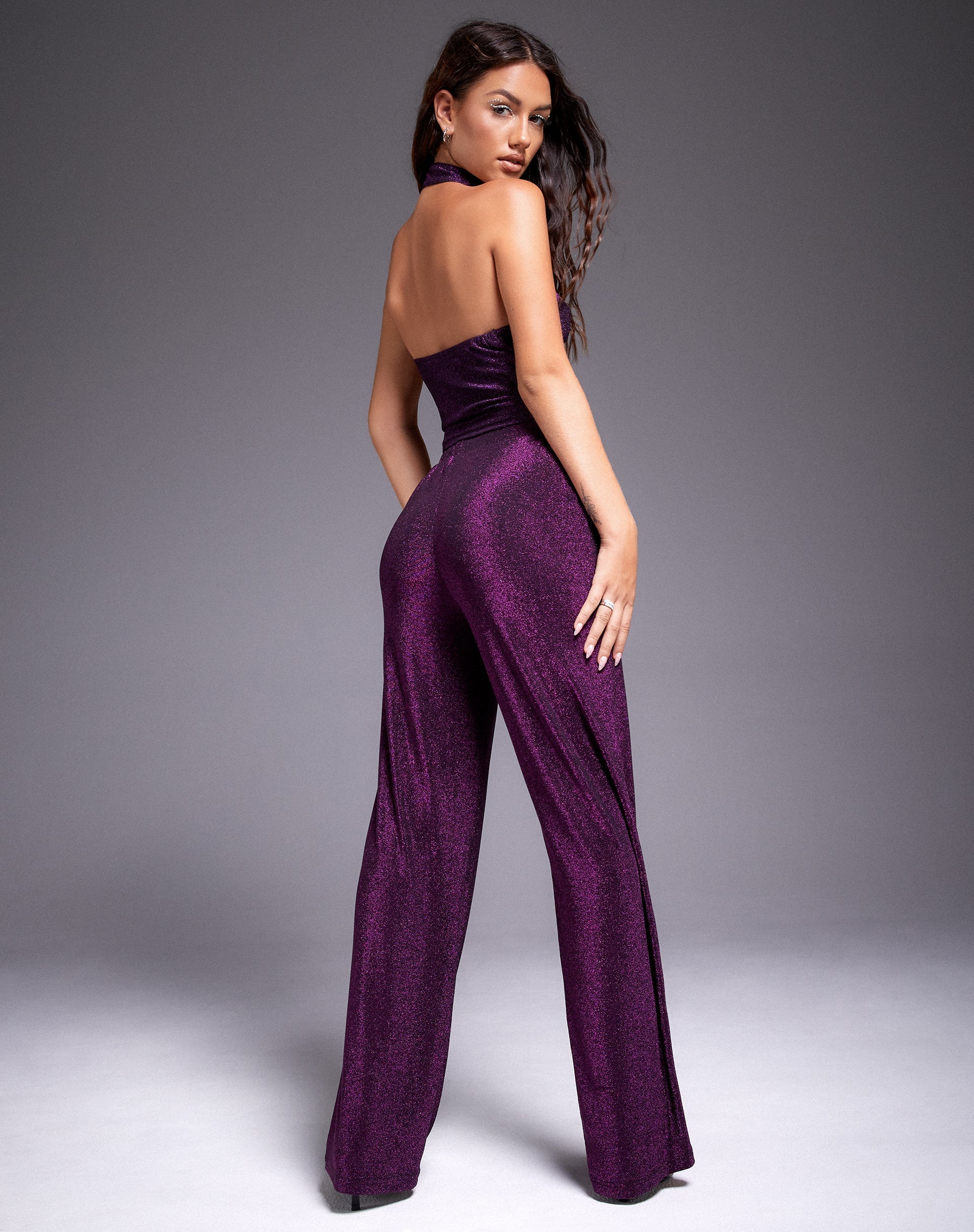 Immagine di Niran - Pantalone a gamba larga in glitter lucido viola scuro