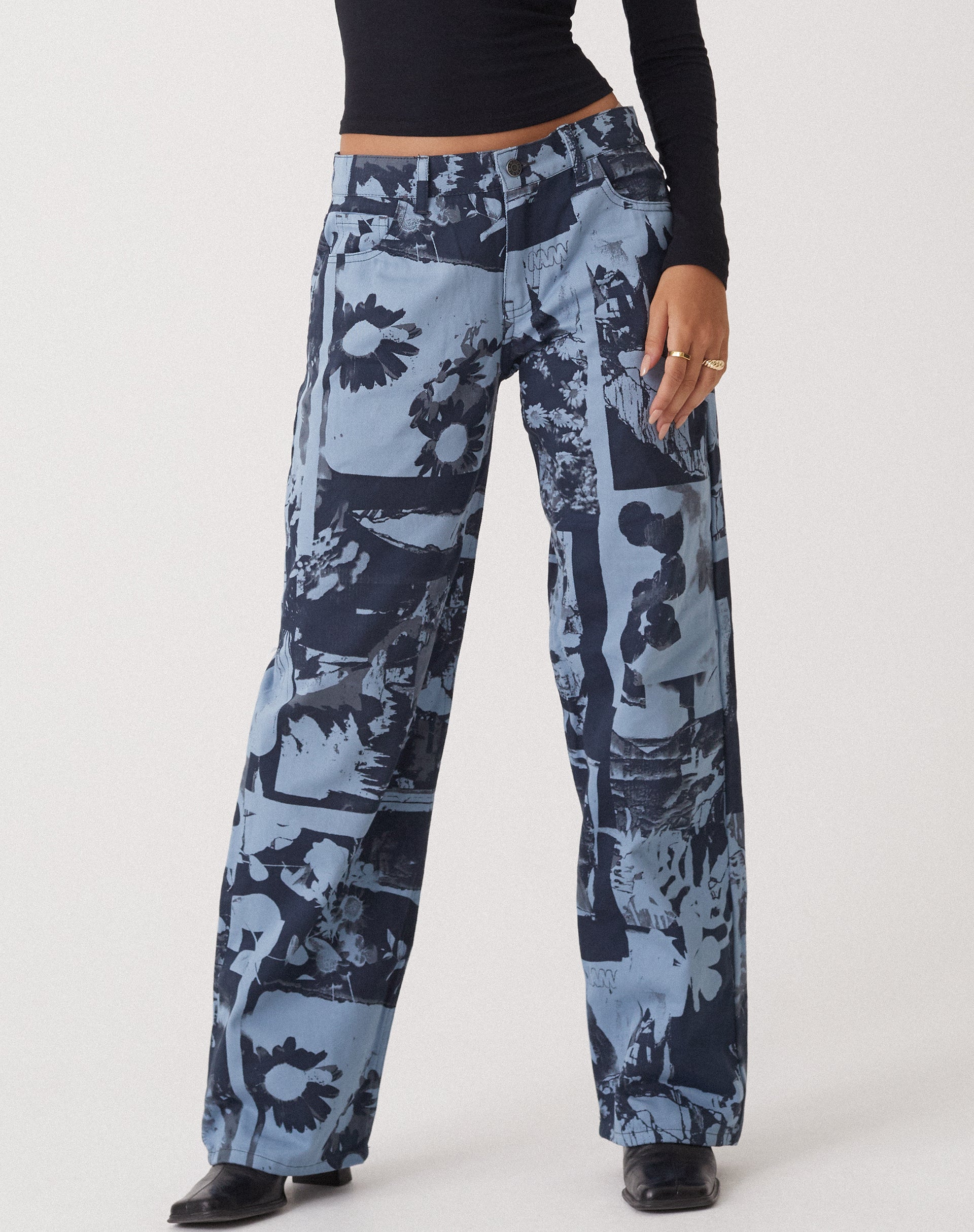 immagine di MOTEL X OLIVIA NEILL Jeans paralleli a vita bassa in collage fotografico blu