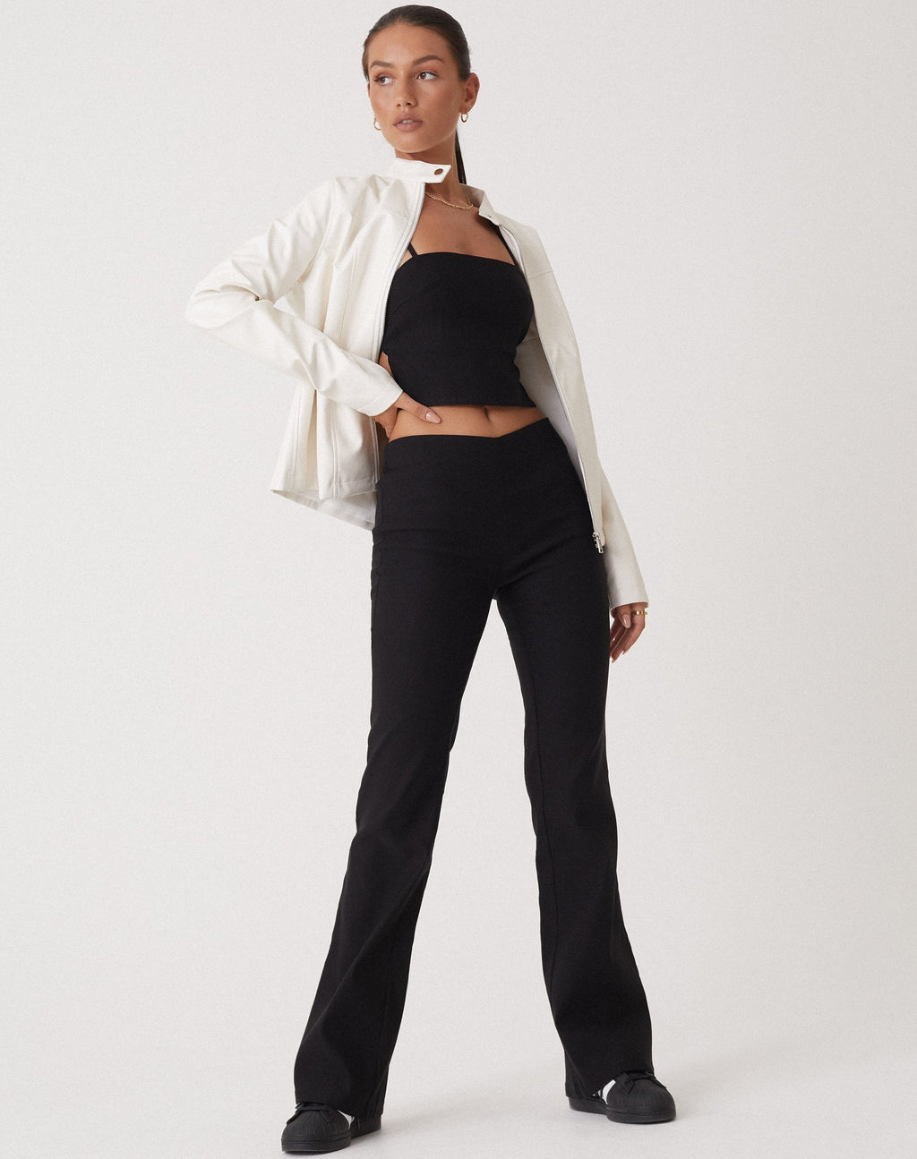 MOTEL X OLIVIA NEILL Pantaloni a gamba svasata Levin in nero sartoriale