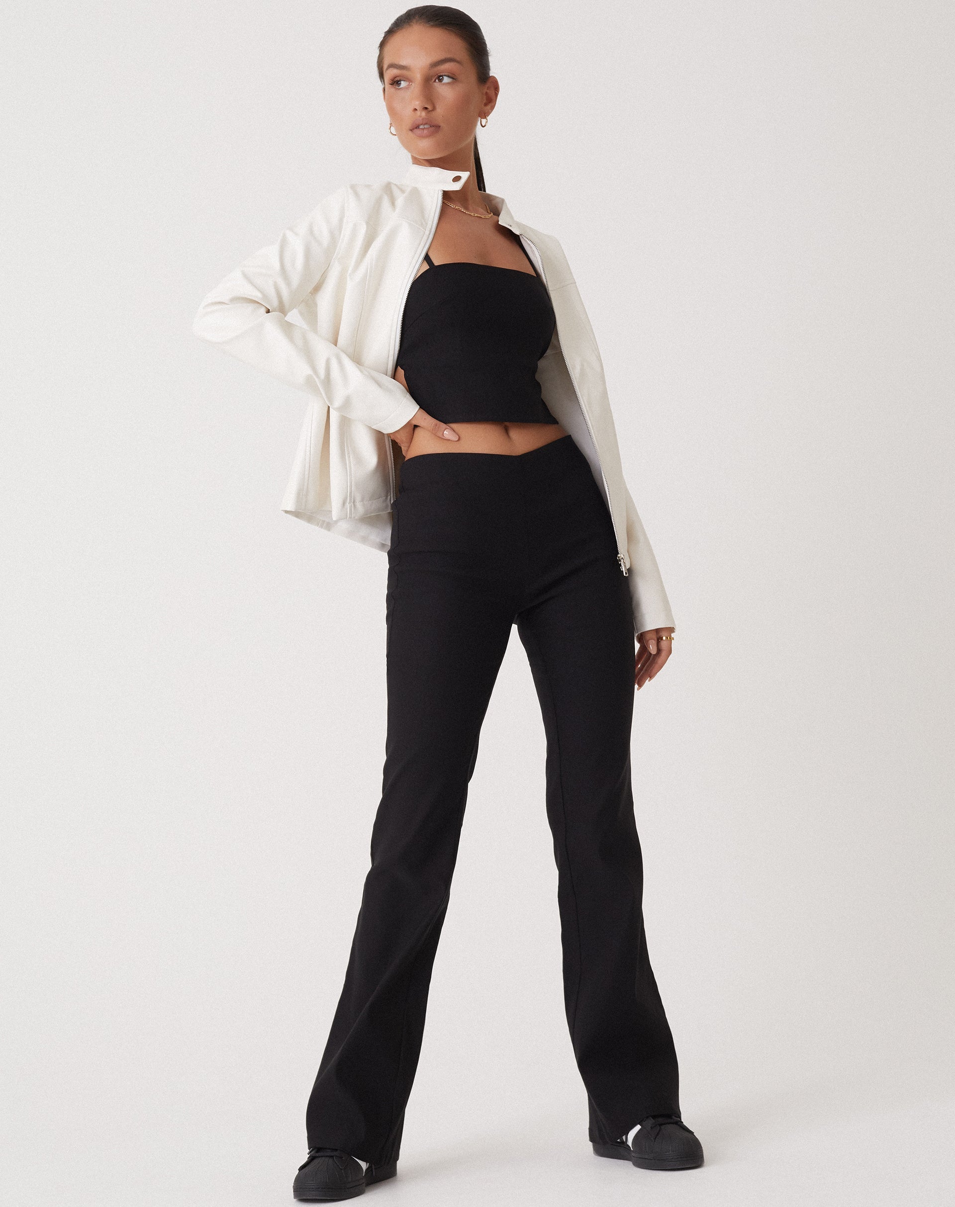 immagine di MOTEL X OLIVIA NEILL Levin Pantaloni a gamba svasata in nero sartoriale