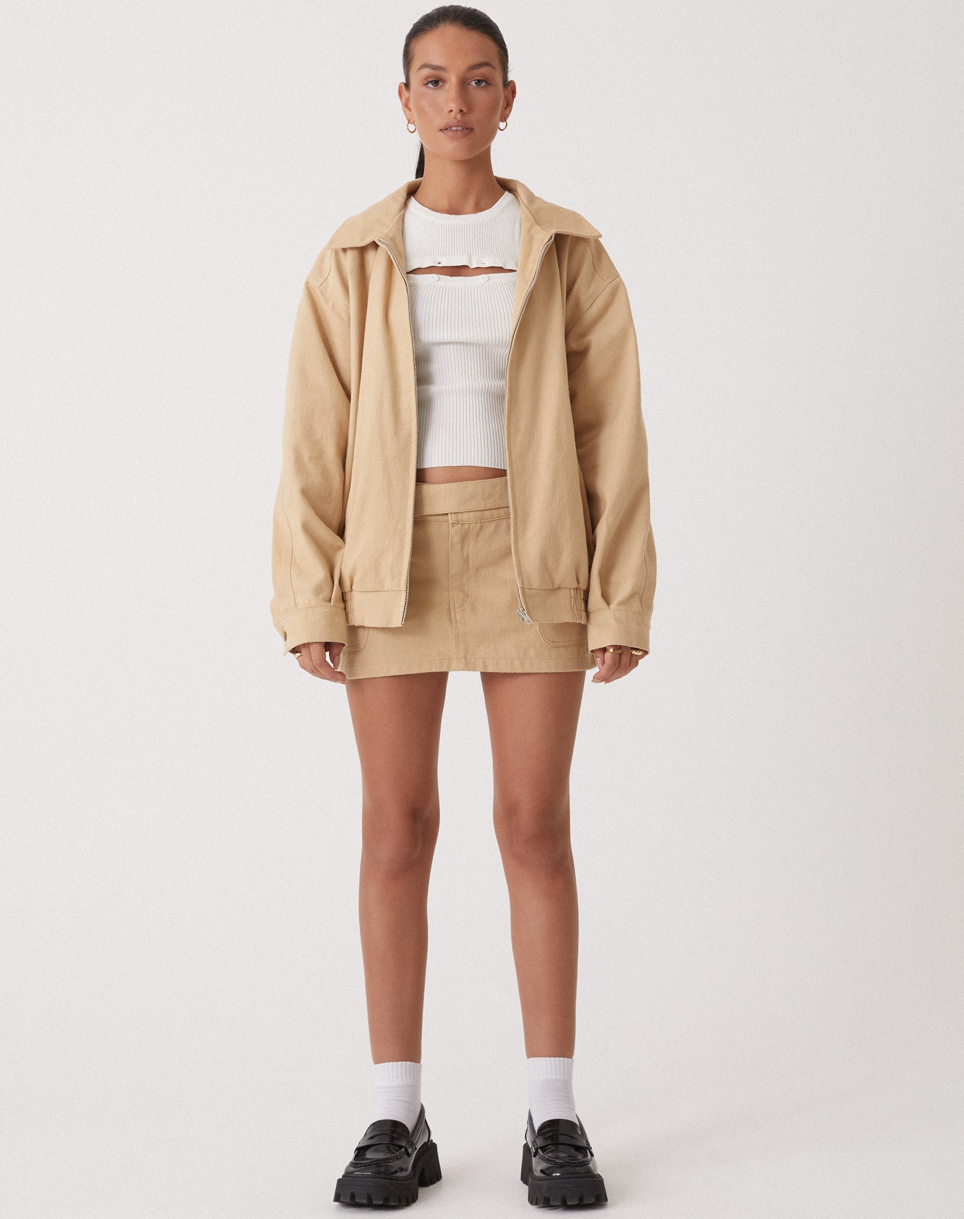 immagine di MOTEL X OLIVIA NEILL Stina Cargo Mini Skirt in Tan