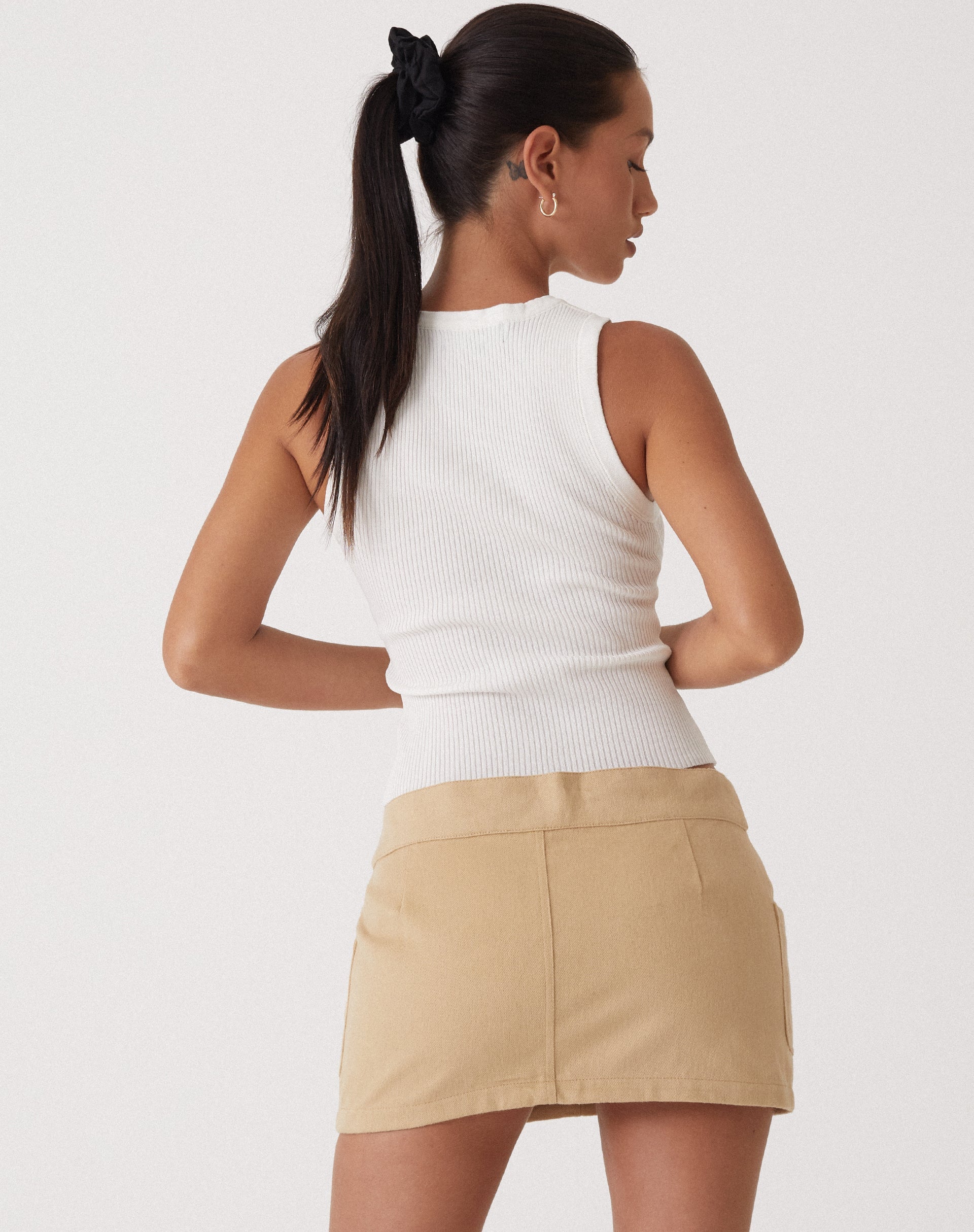 immagine di MOTEL X OLIVIA NEILL Stina Cargo Mini Skirt in Tan