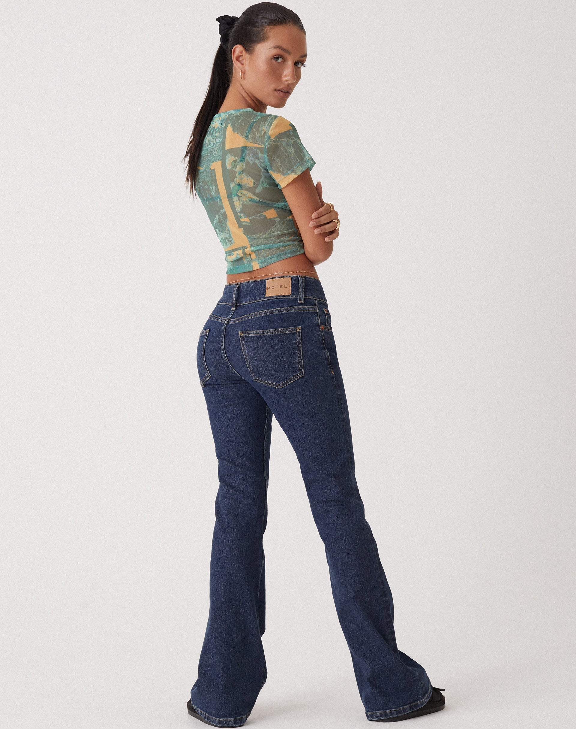 immagine di MOTEL X OLIVIA NEILL Jeans Bootleg a vita bassa con lavaggio vintage scuro