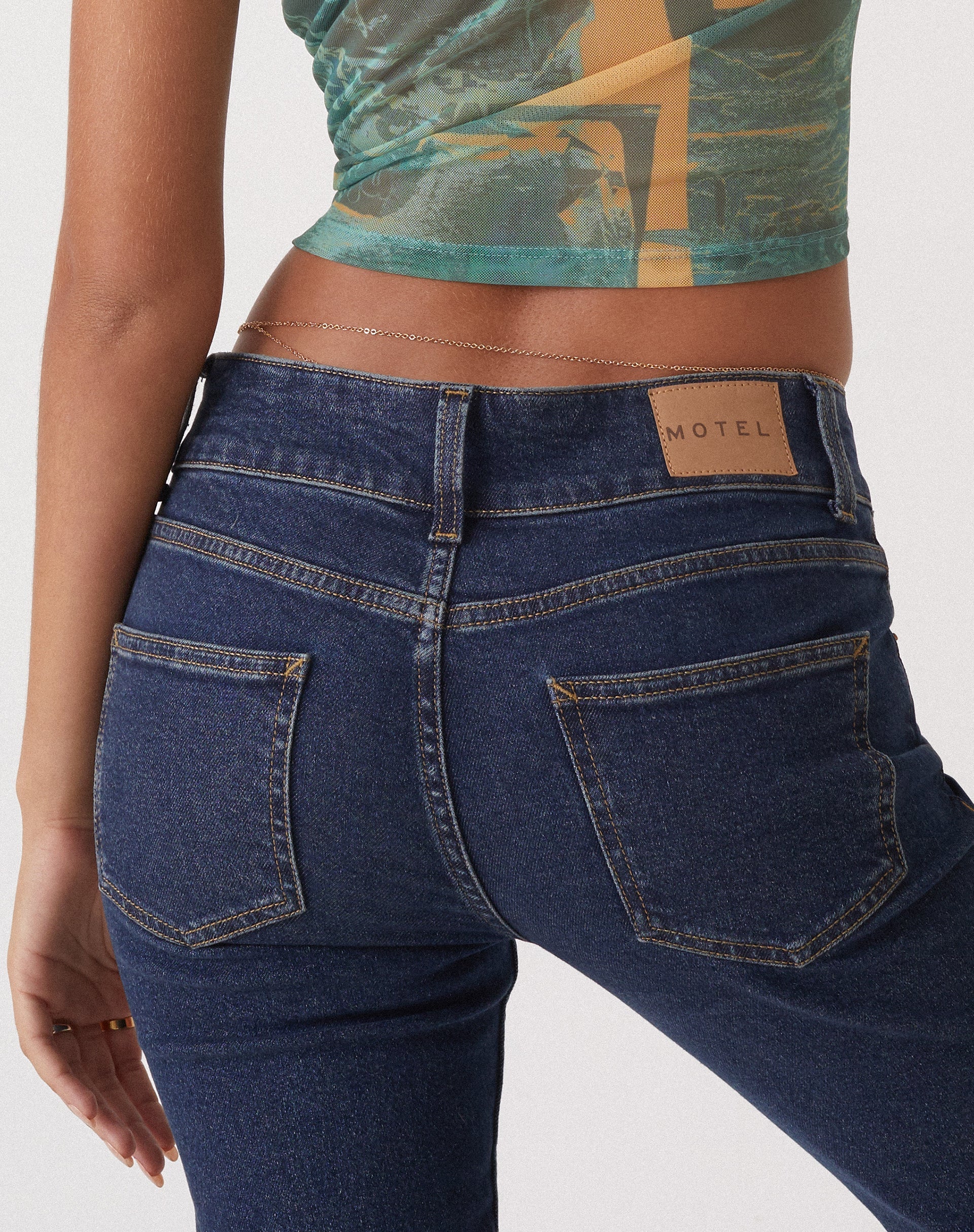 immagine di MOTEL X OLIVIA NEILL Jeans Bootleg a vita bassa con lavaggio vintage scuro