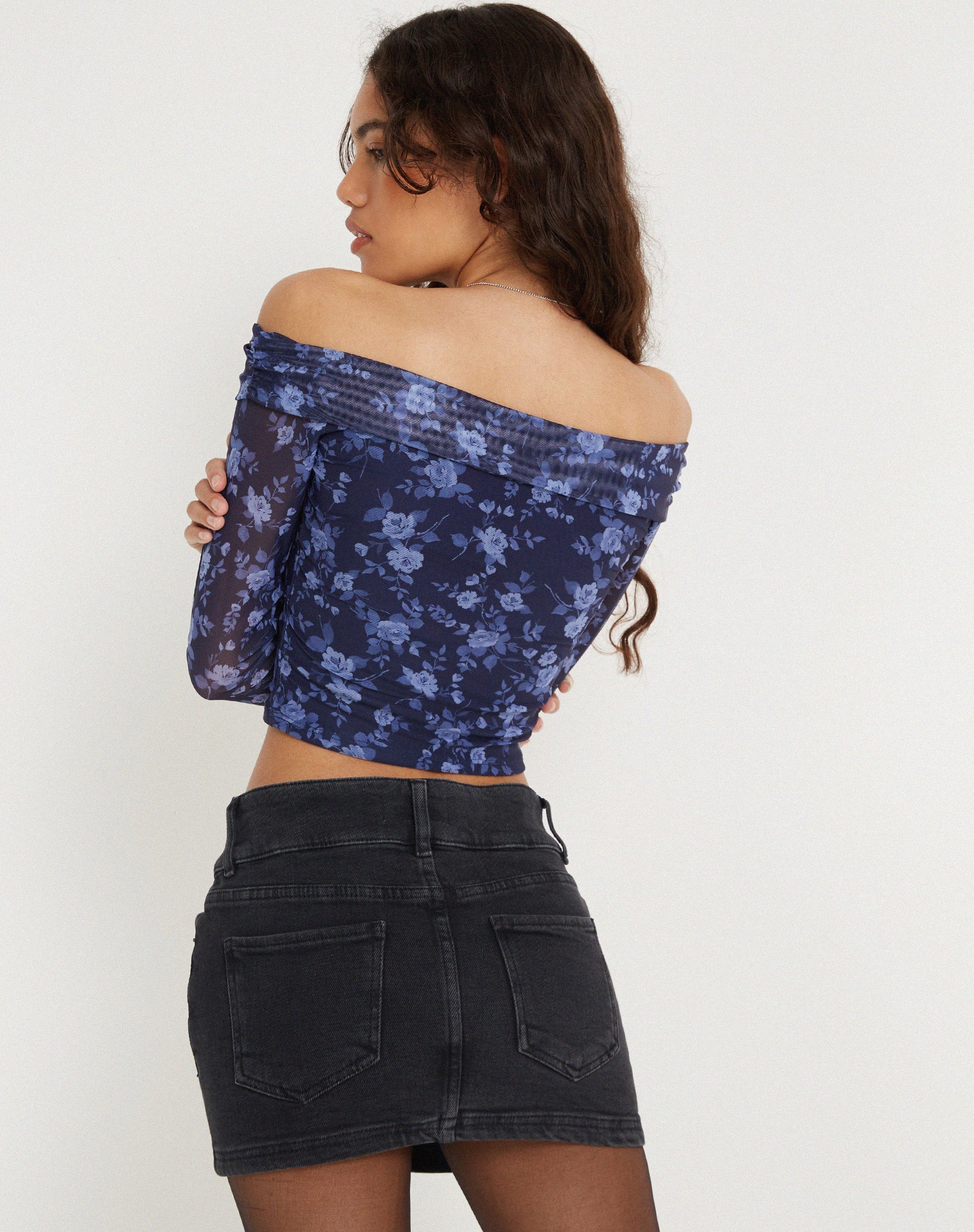 immagine di Nagini Top Bardot a manica lunga in Pretty Floral Navy
