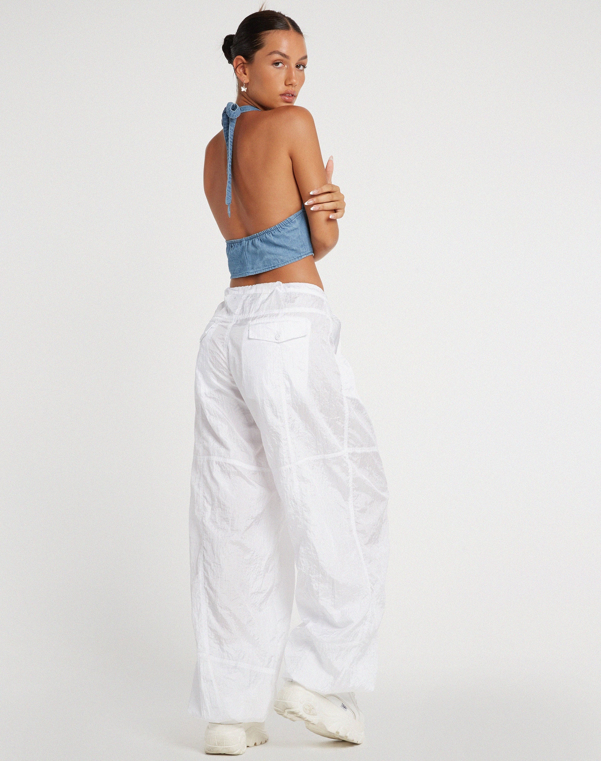 immagine di Nanda Halter Top in Denim Stone Wash Blue