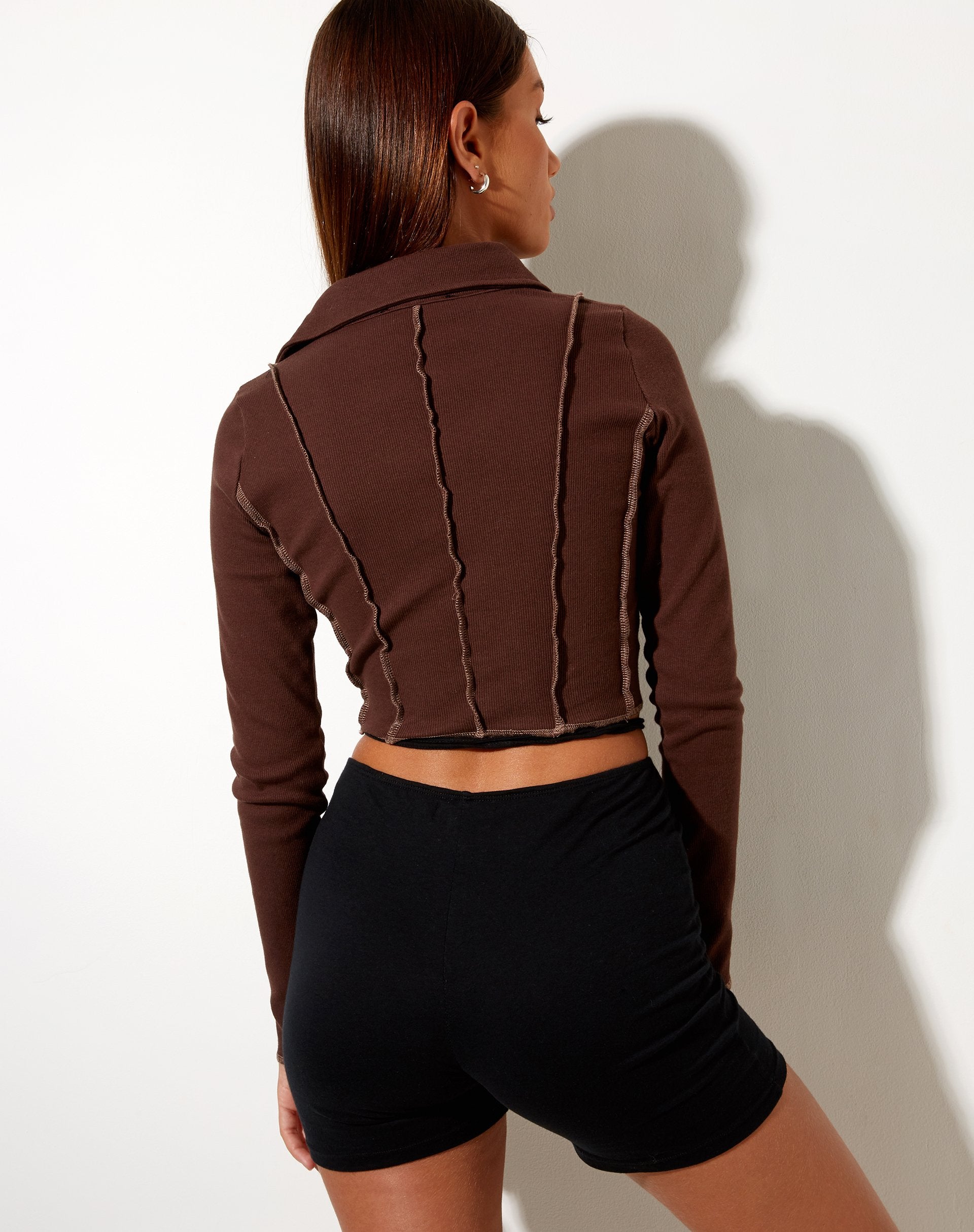Immagine di Nandy Crop Top in costina color mogano profondo con cuciture marroni