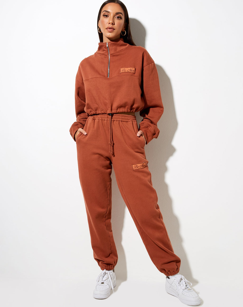 Ponticello Nar Zip Bungee in mattone bruciato con etichetta 'Be Nice'.