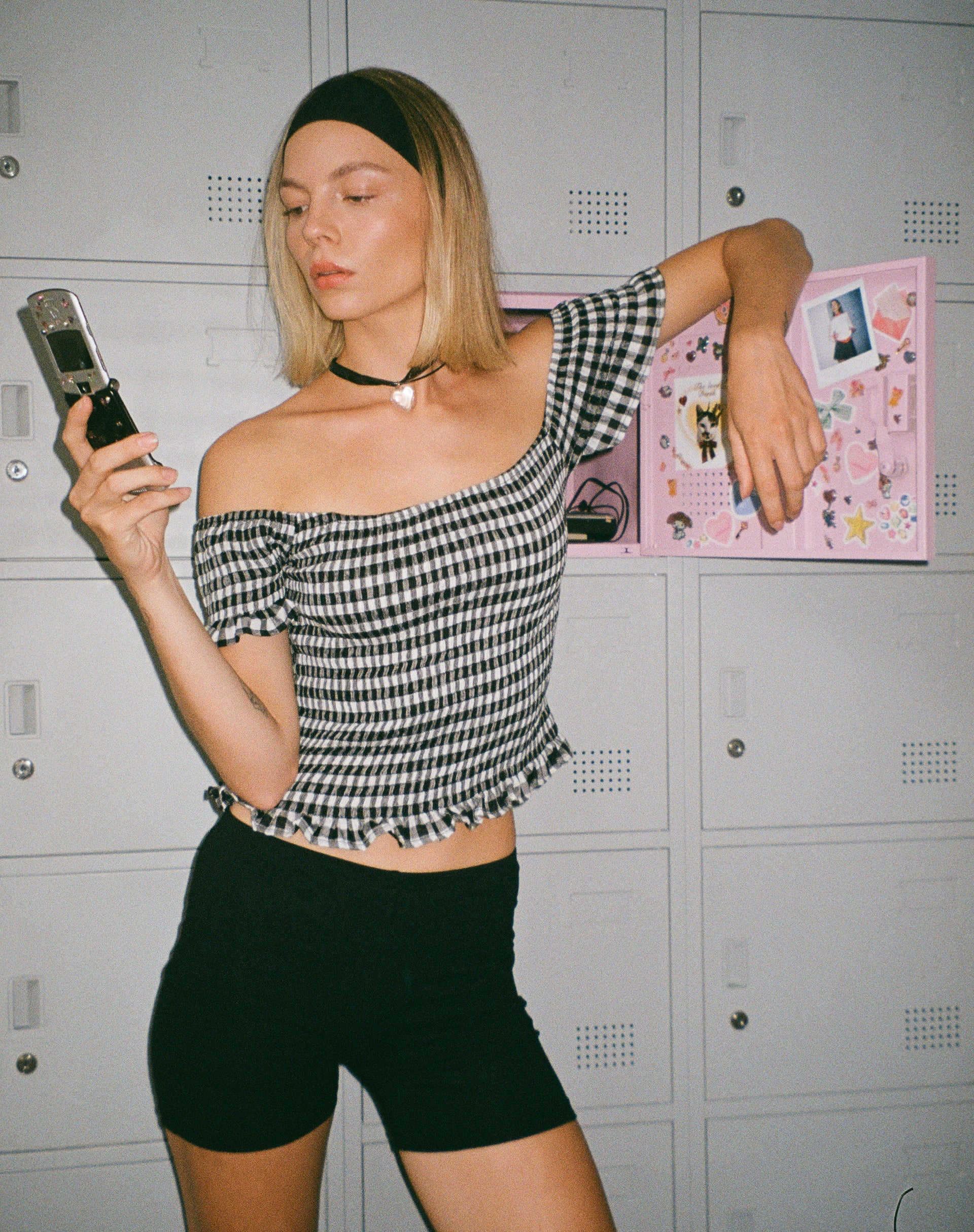 Immagine di Neema Top Bardot arricciato in Mini Gingham Bianco e Nero